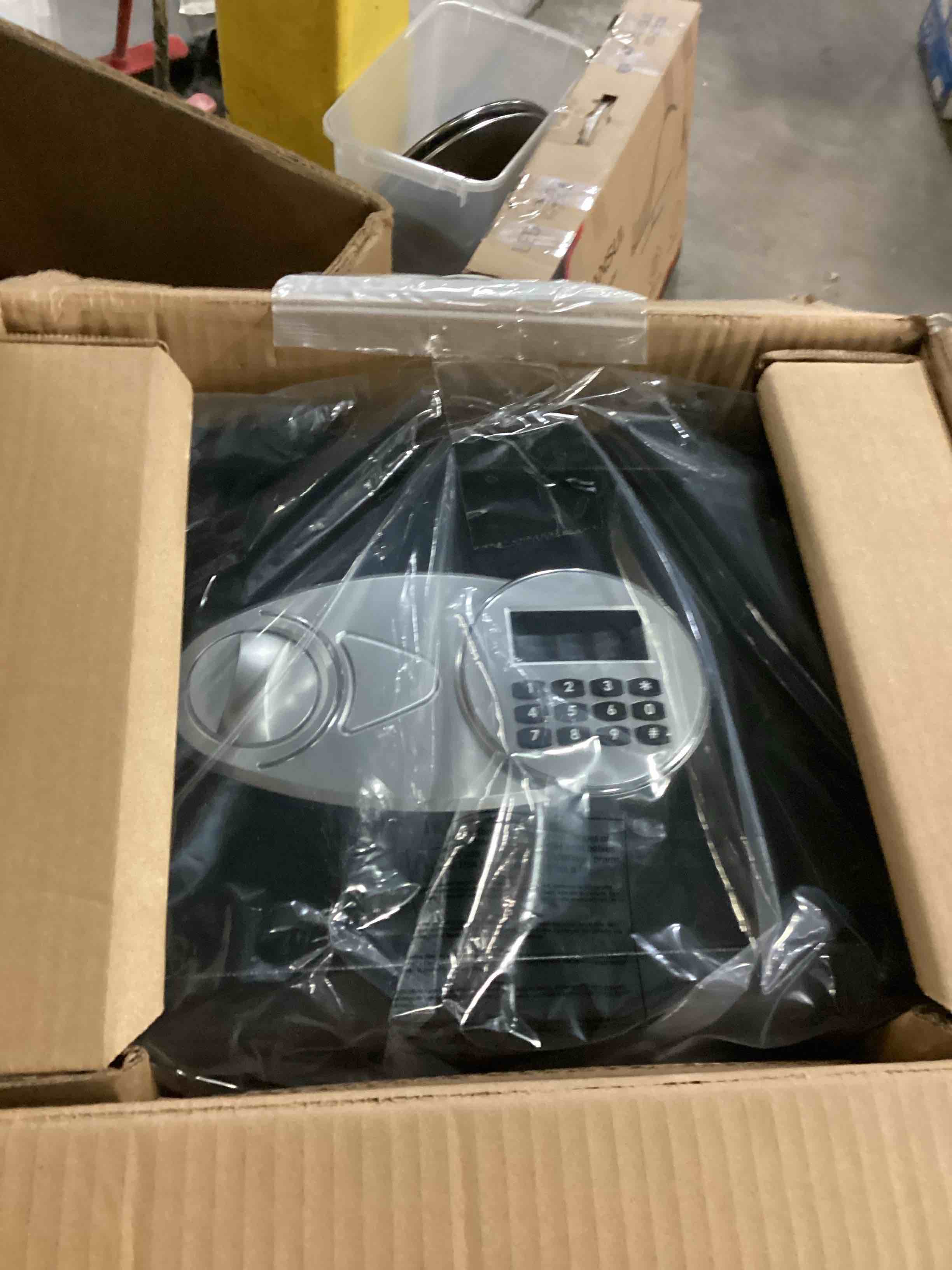 https://s3.amazonaws.com/lotting-images-prod/bidfta/YEL6800110_1738071389902.jpeg
