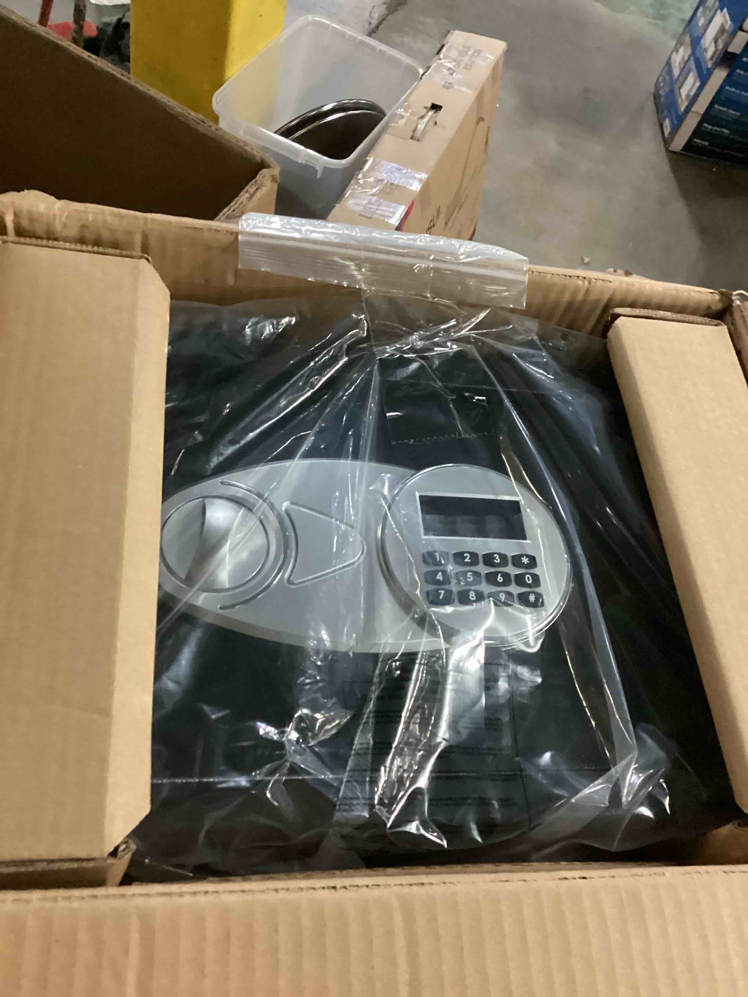https://s3.amazonaws.com/lotting-images-prod/bidfta/YEL6800110_1738071390881.jpeg