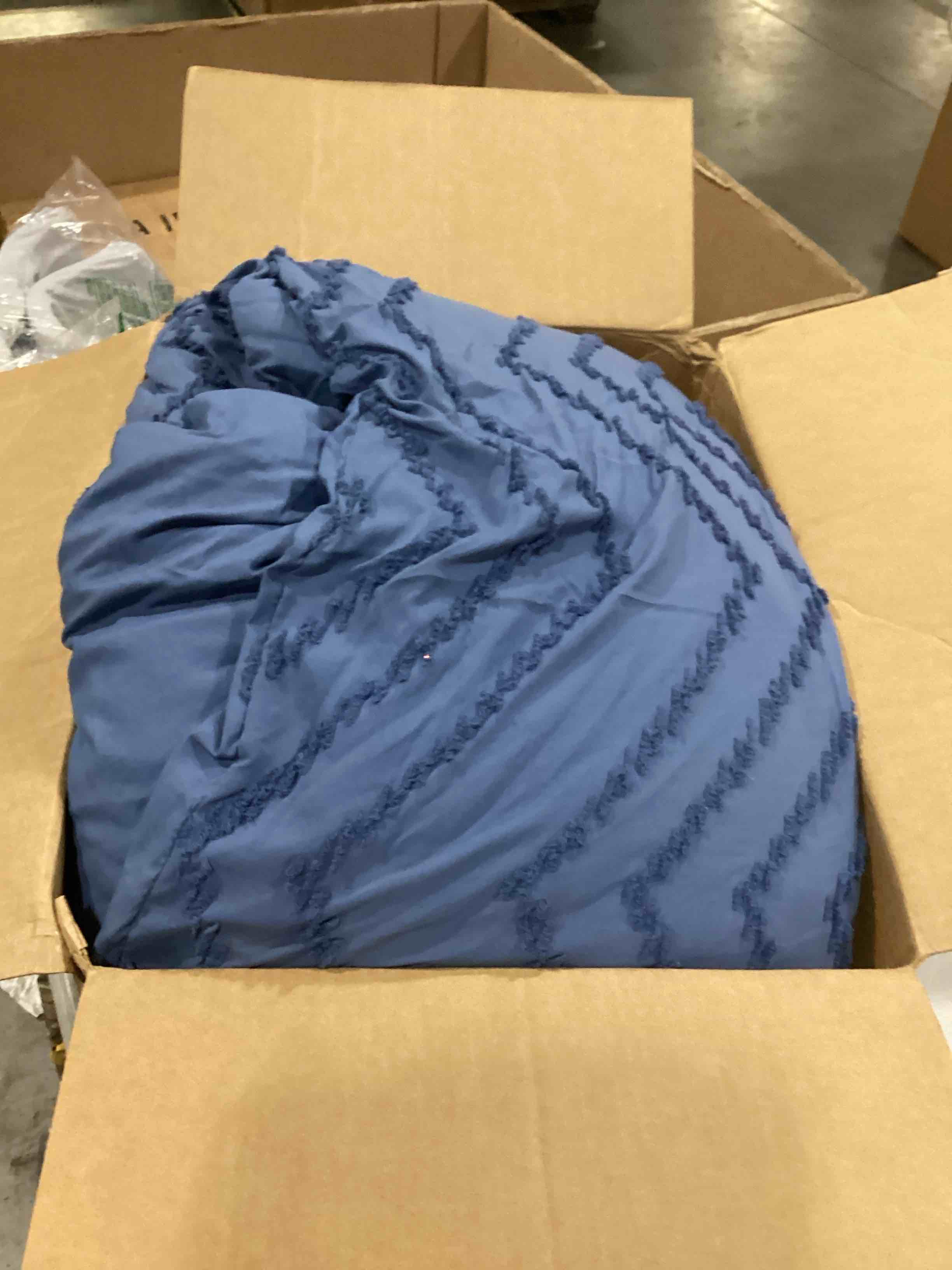 https://s3.amazonaws.com/lotting-images-prod/bidfta/YEL6804521_1738075899545.jpeg