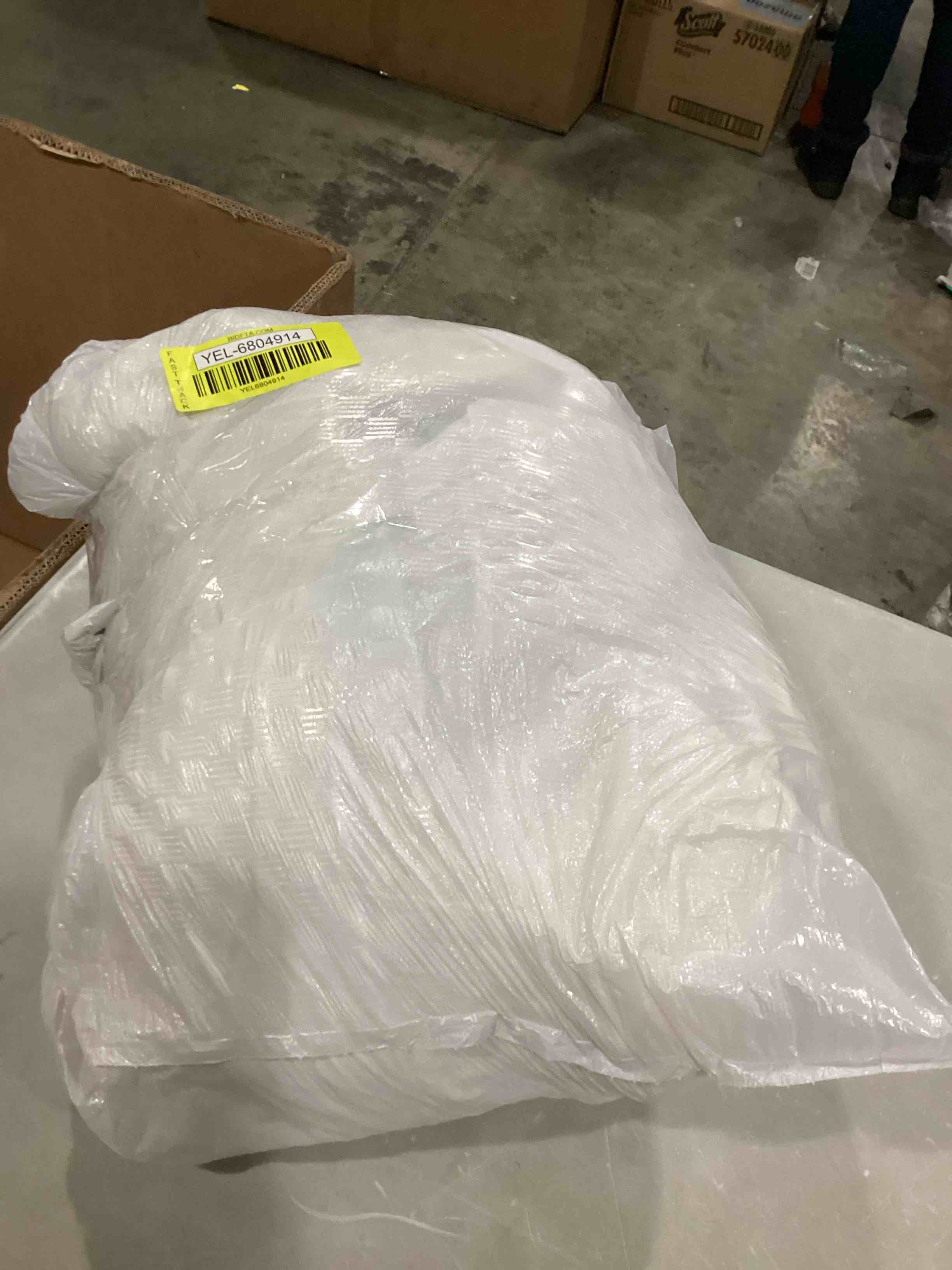 https://s3.amazonaws.com/lotting-images-prod/bidfta/YEL6804914_1738353421475.jpeg