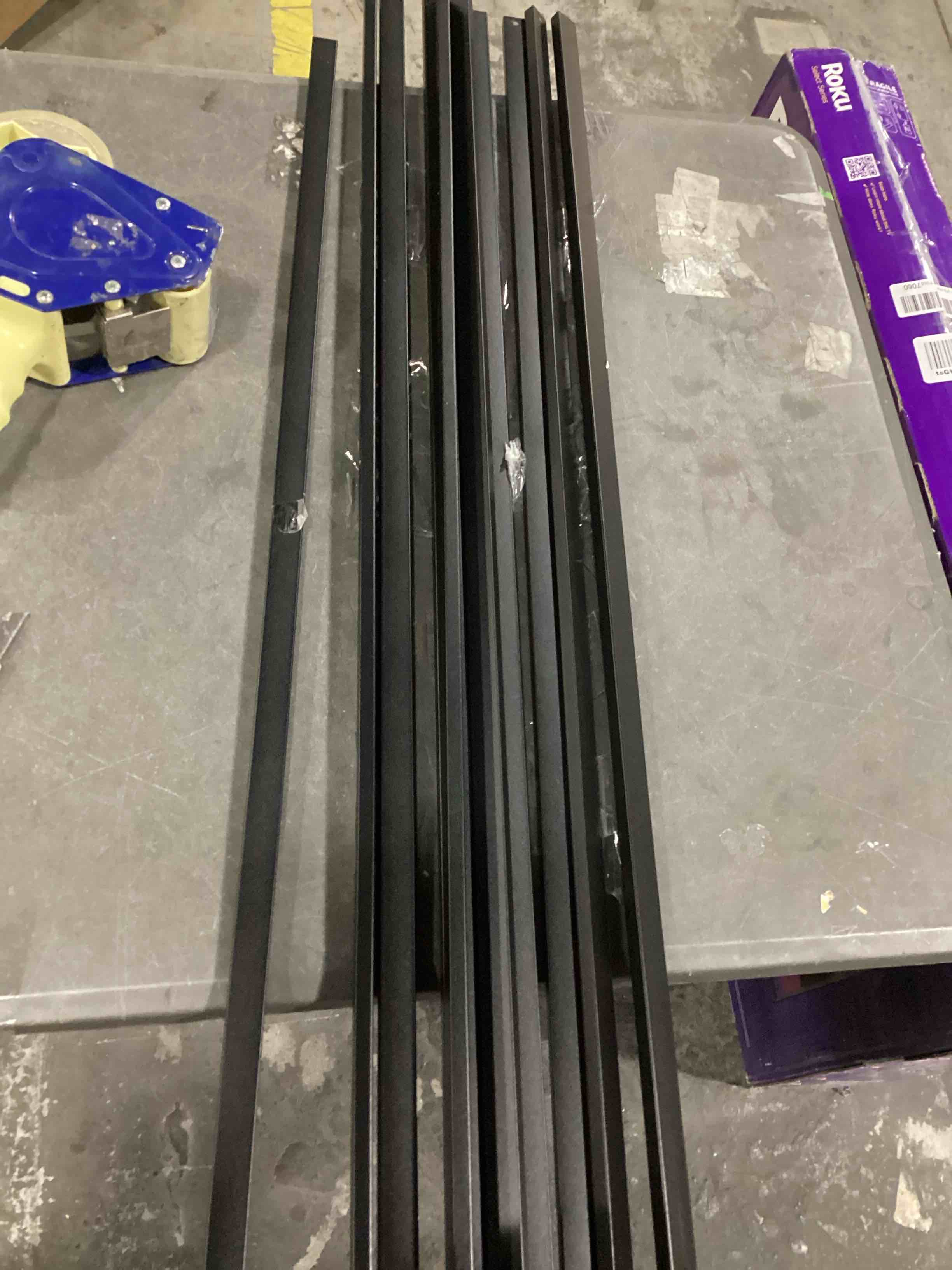 FASÄDE Vinilo decorativo en J de 47 pulgadas en ónix cepillado (paquete de 5)