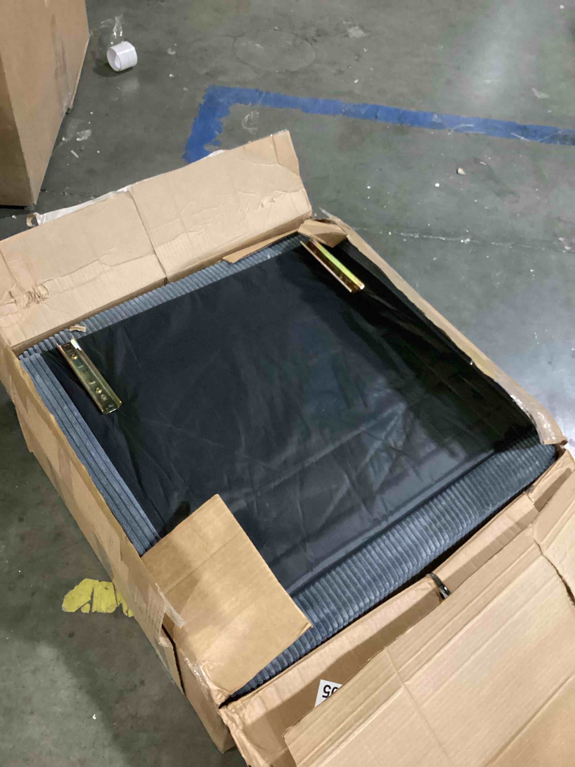 https://s3.amazonaws.com/lotting-images-prod/bidfta/YEL6809136_1738156950318.jpeg