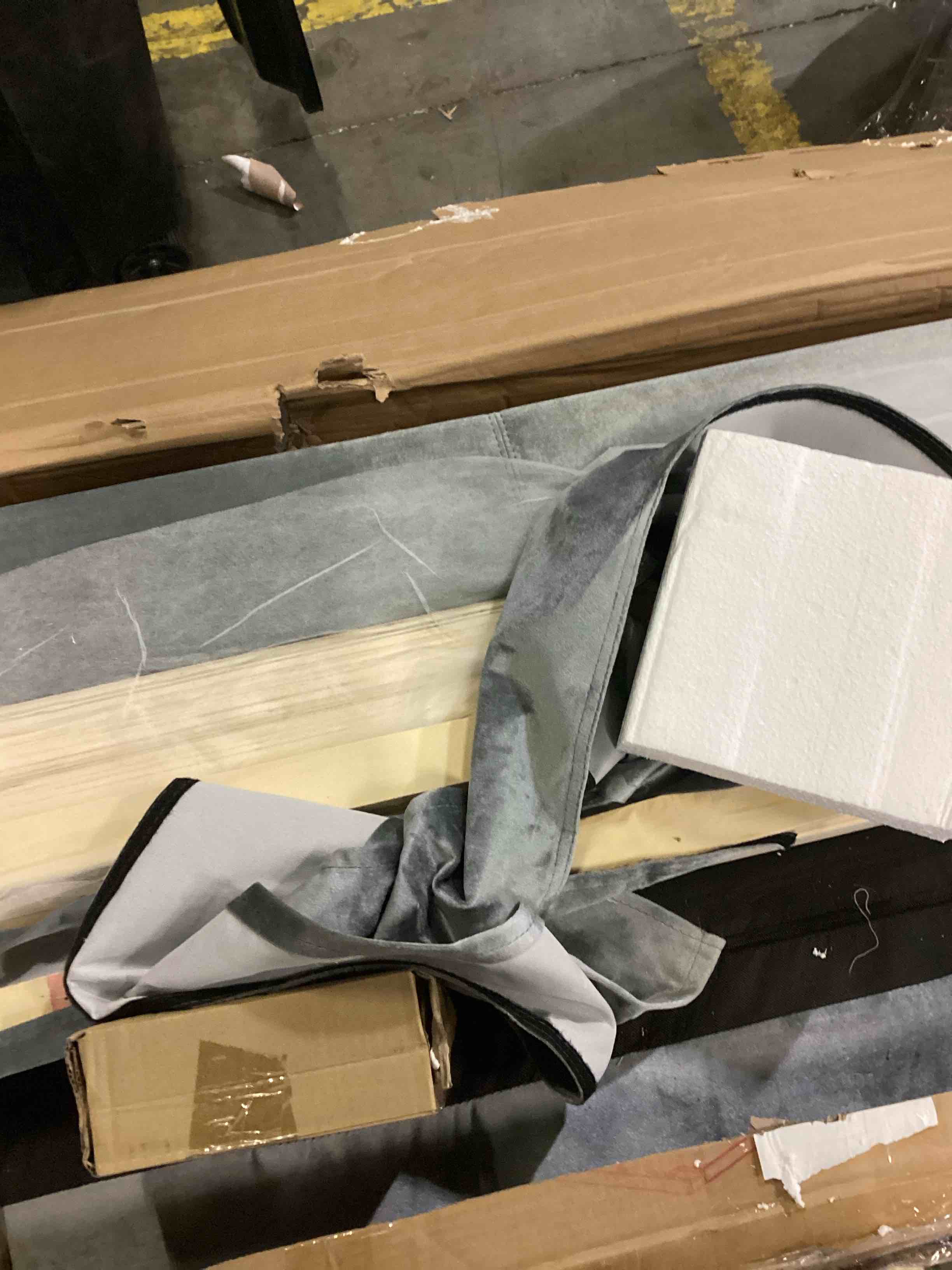 https://s3.amazonaws.com/lotting-images-prod/bidfta/YEL6811142_1737477032320.jpeg