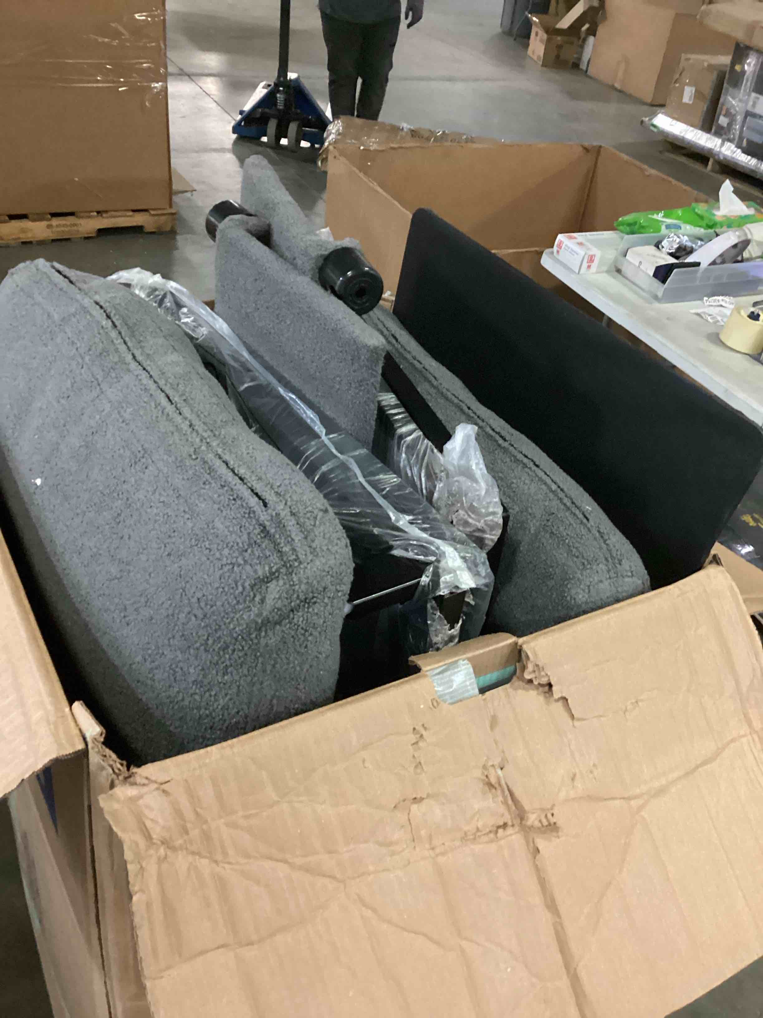 https://s3.amazonaws.com/lotting-images-prod/bidfta/YEL6811906_1738154562040.jpeg