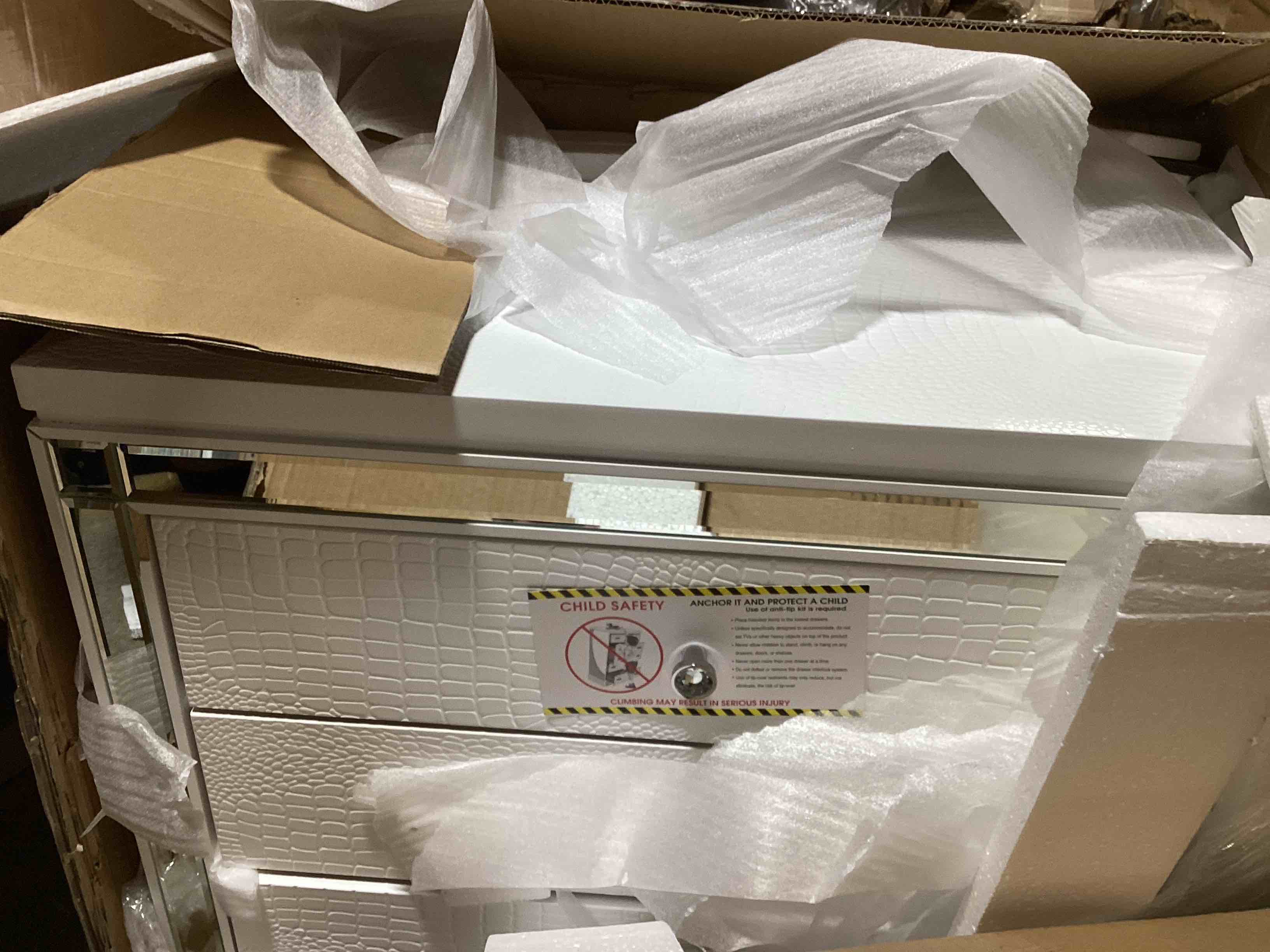 https://s3.amazonaws.com/lotting-images-prod/bidfta/YEL6814465_1725460407681.jpeg