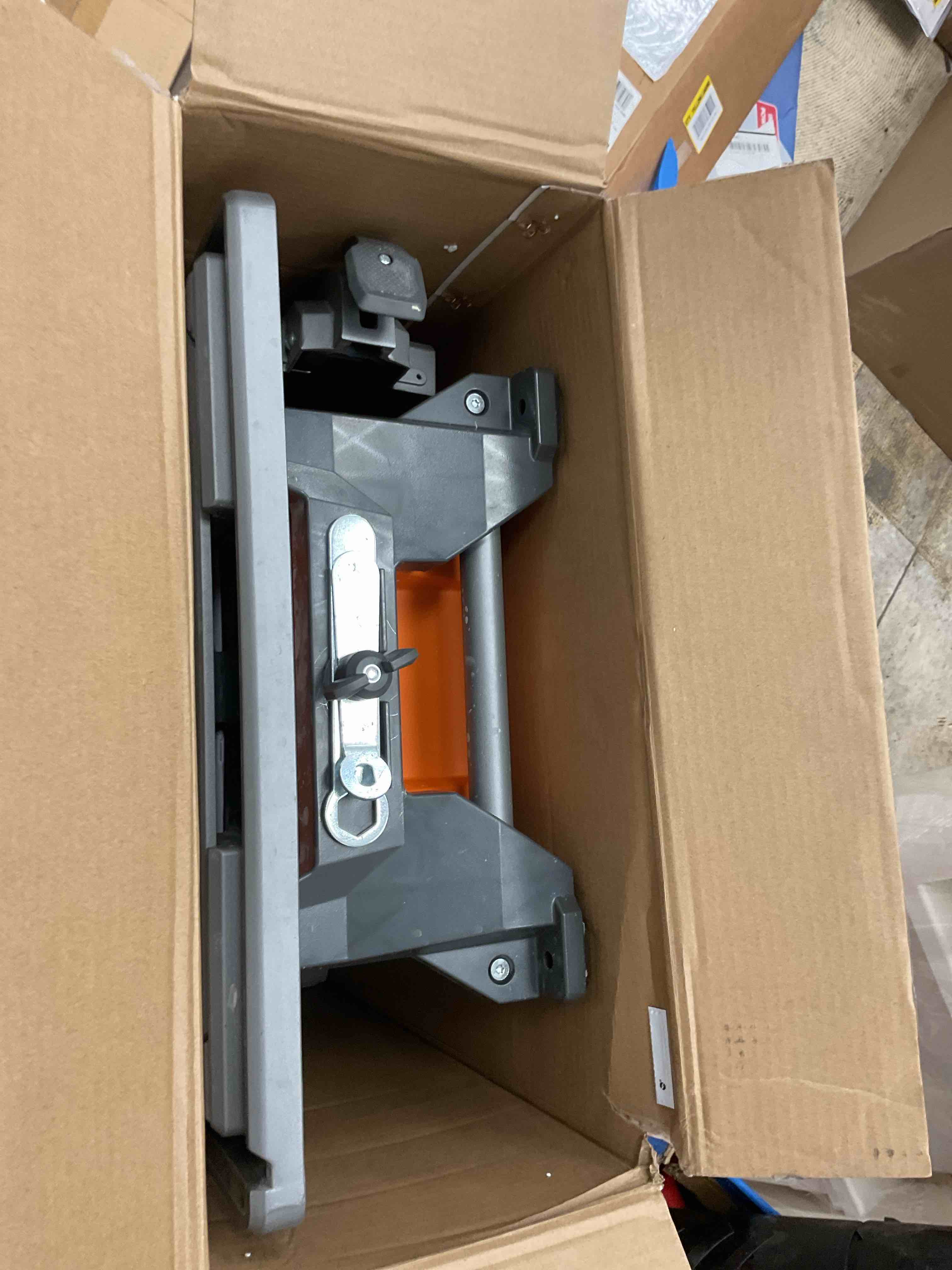 https://s3.amazonaws.com/lotting-images-prod/bidfta/YEL6866091_1728740206765.jpeg