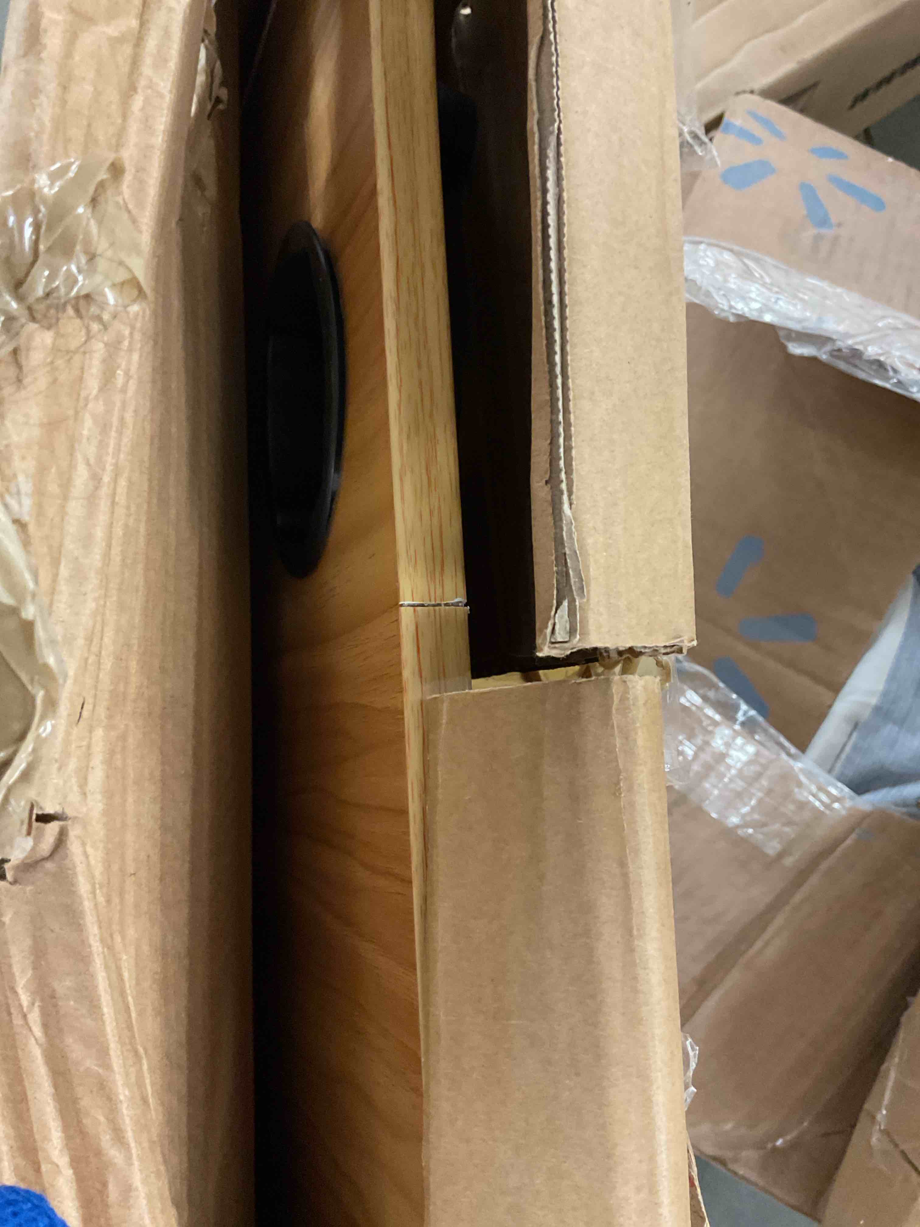 https://s3.amazonaws.com/lotting-images-prod/bidfta/YEL6868908_1738082402624.jpeg