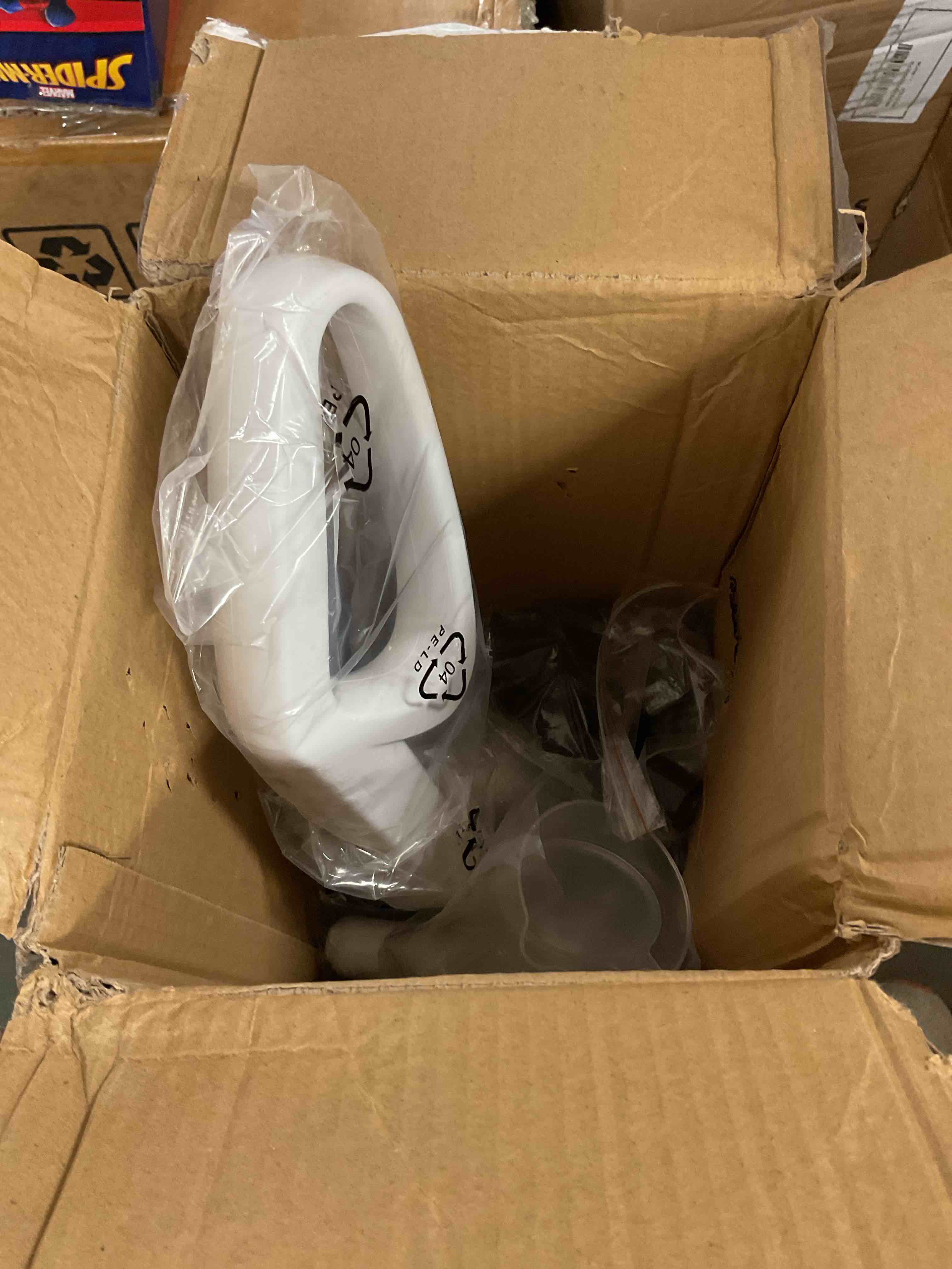 https://s3.amazonaws.com/lotting-images-prod/bidfta/YEL6868936_1738087427130.jpeg