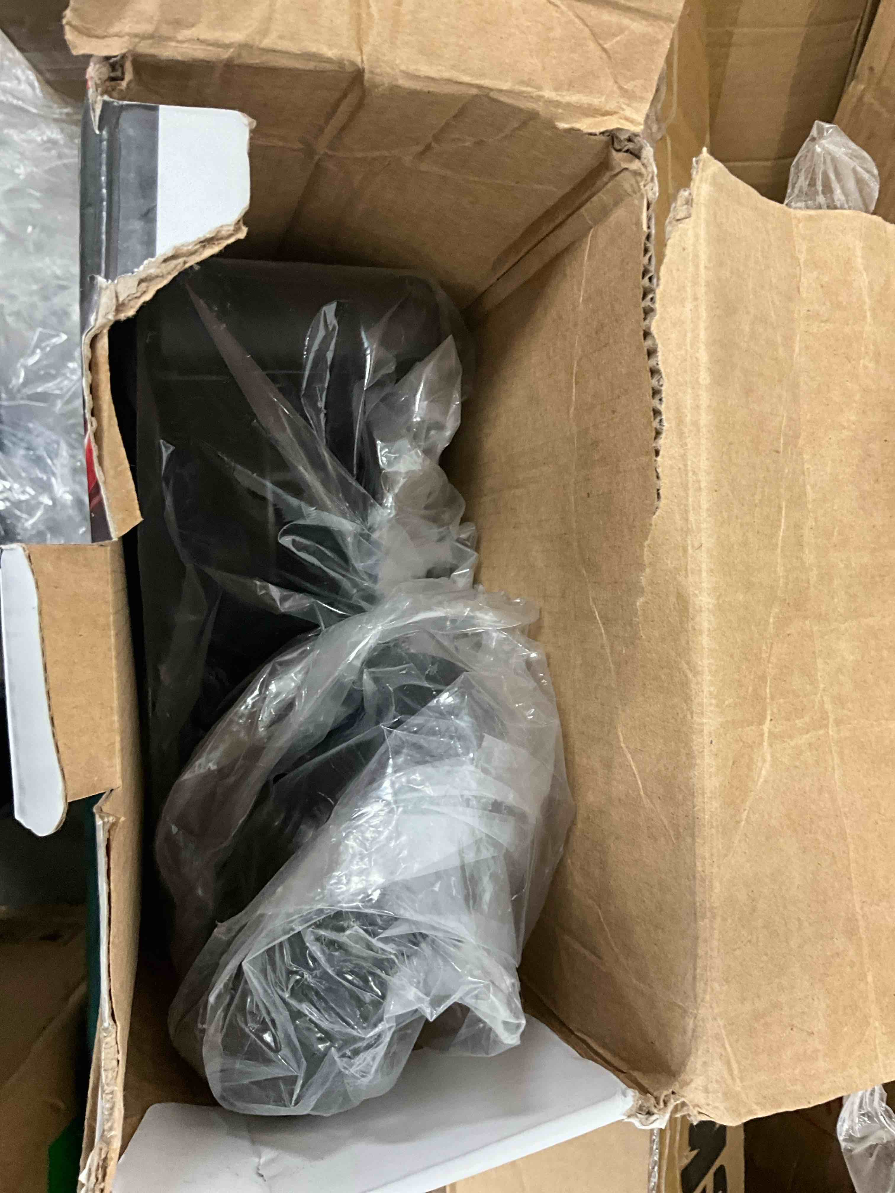 https://s3.amazonaws.com/lotting-images-prod/bidfta/YEL6871800_1730733931801.jpeg