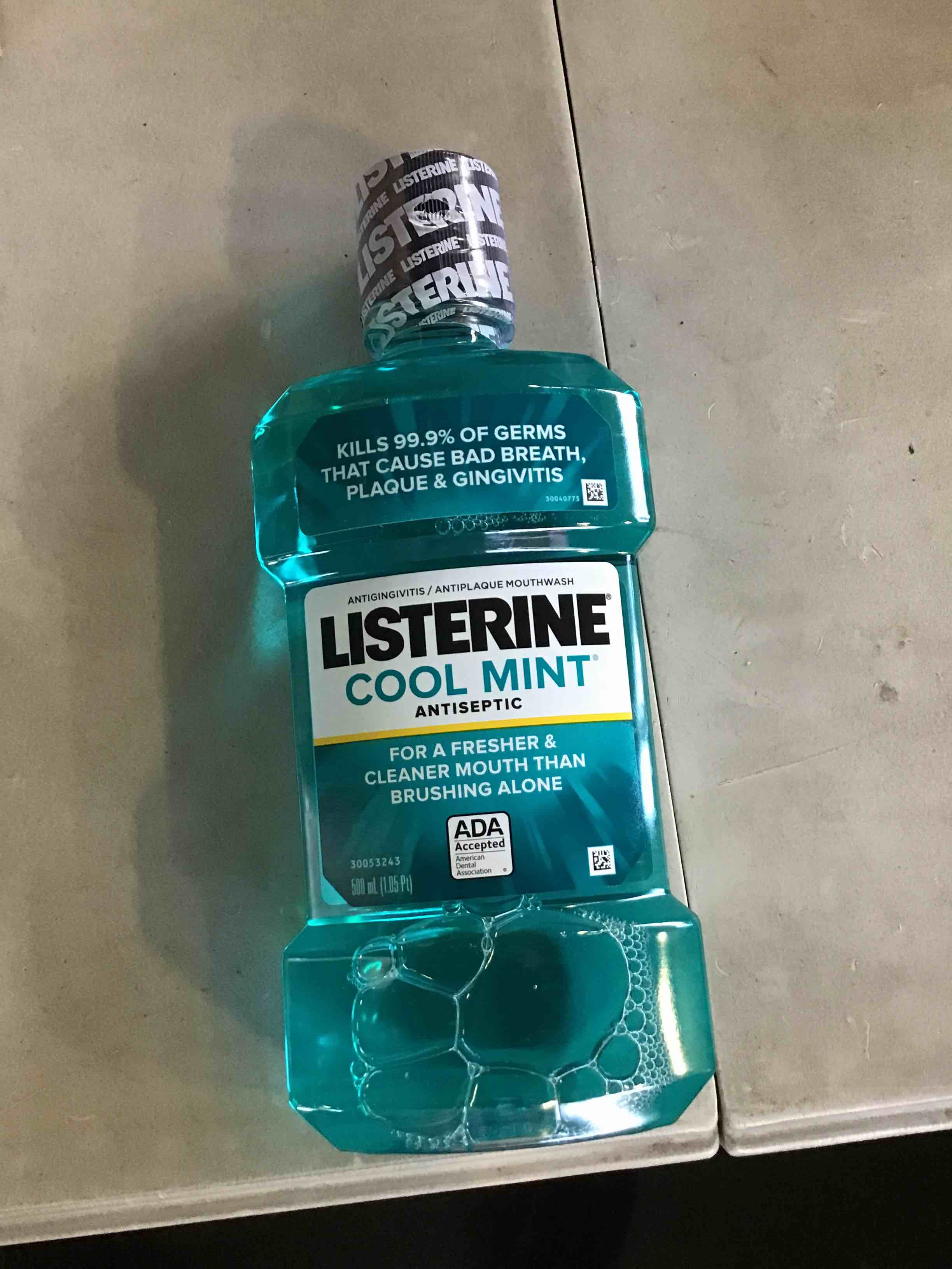 Listerine Cool Mint Antiseptic Mouthwash for Bad Breath, Mint 500 mL