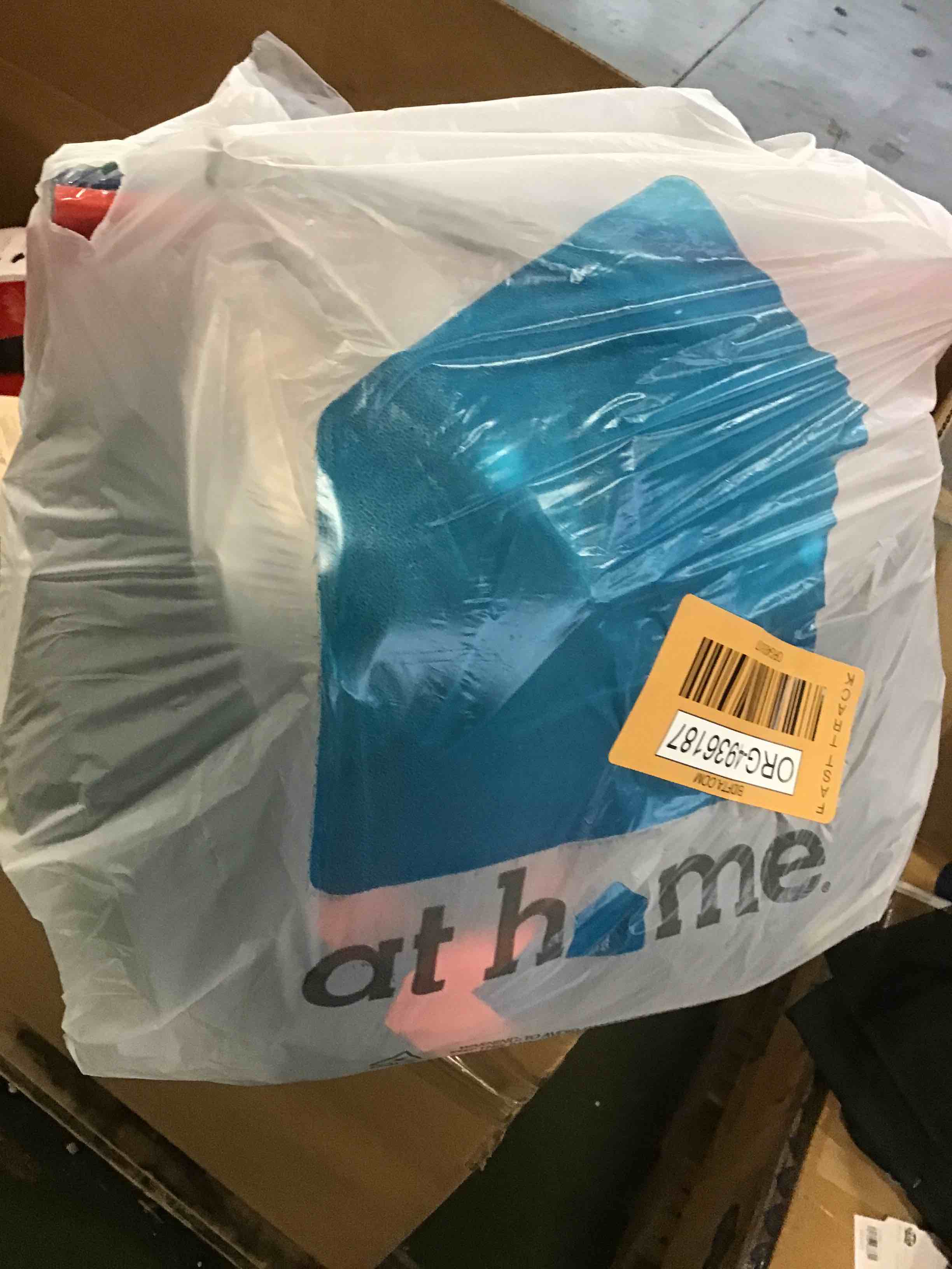 https://s3.amazonaws.com/lotting-images-prod/bidfta/_1703867775061.jpeg