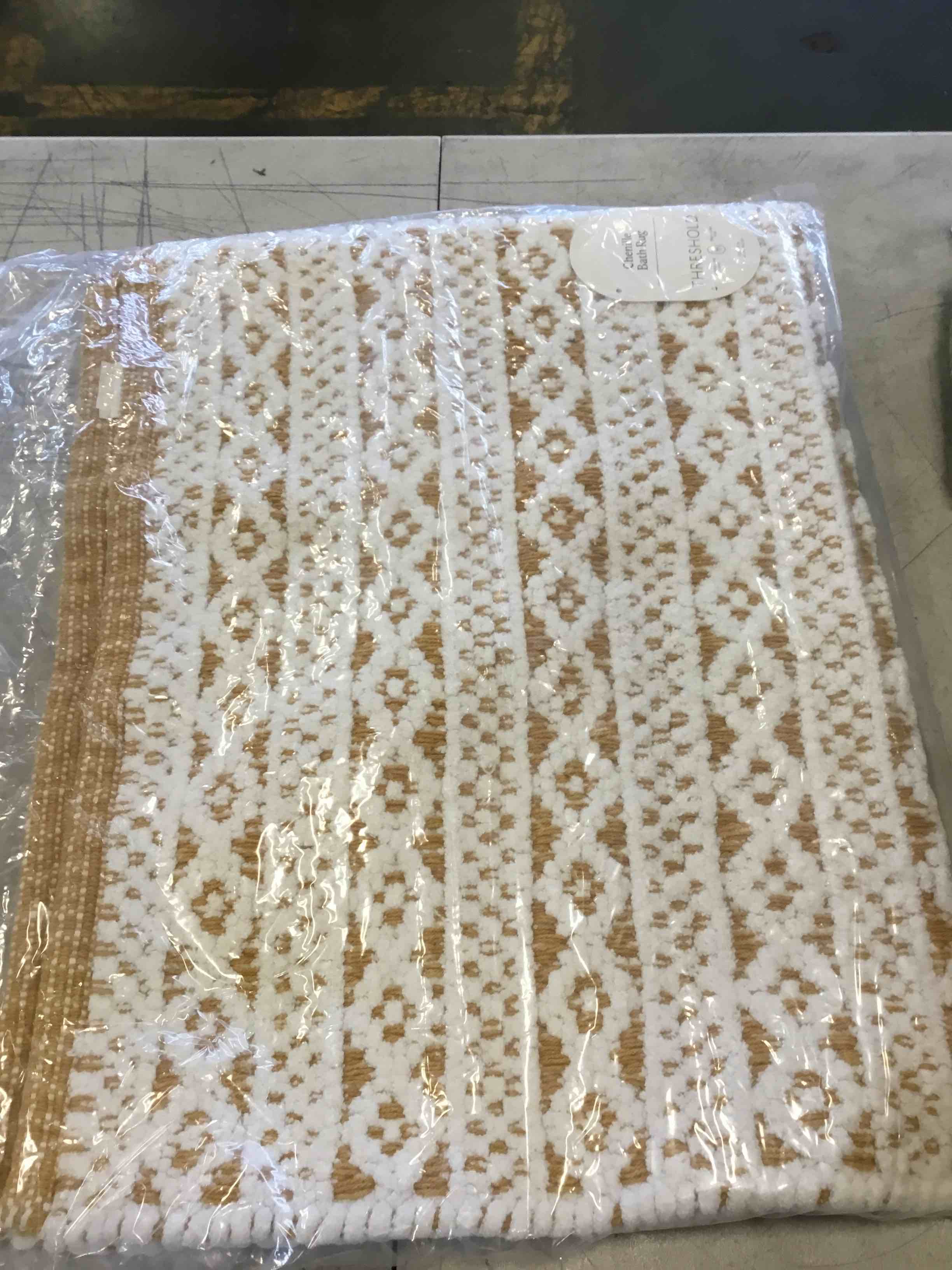 https://s3.amazonaws.com/lotting-images-prod/bidfta/_1711654671691.jpeg