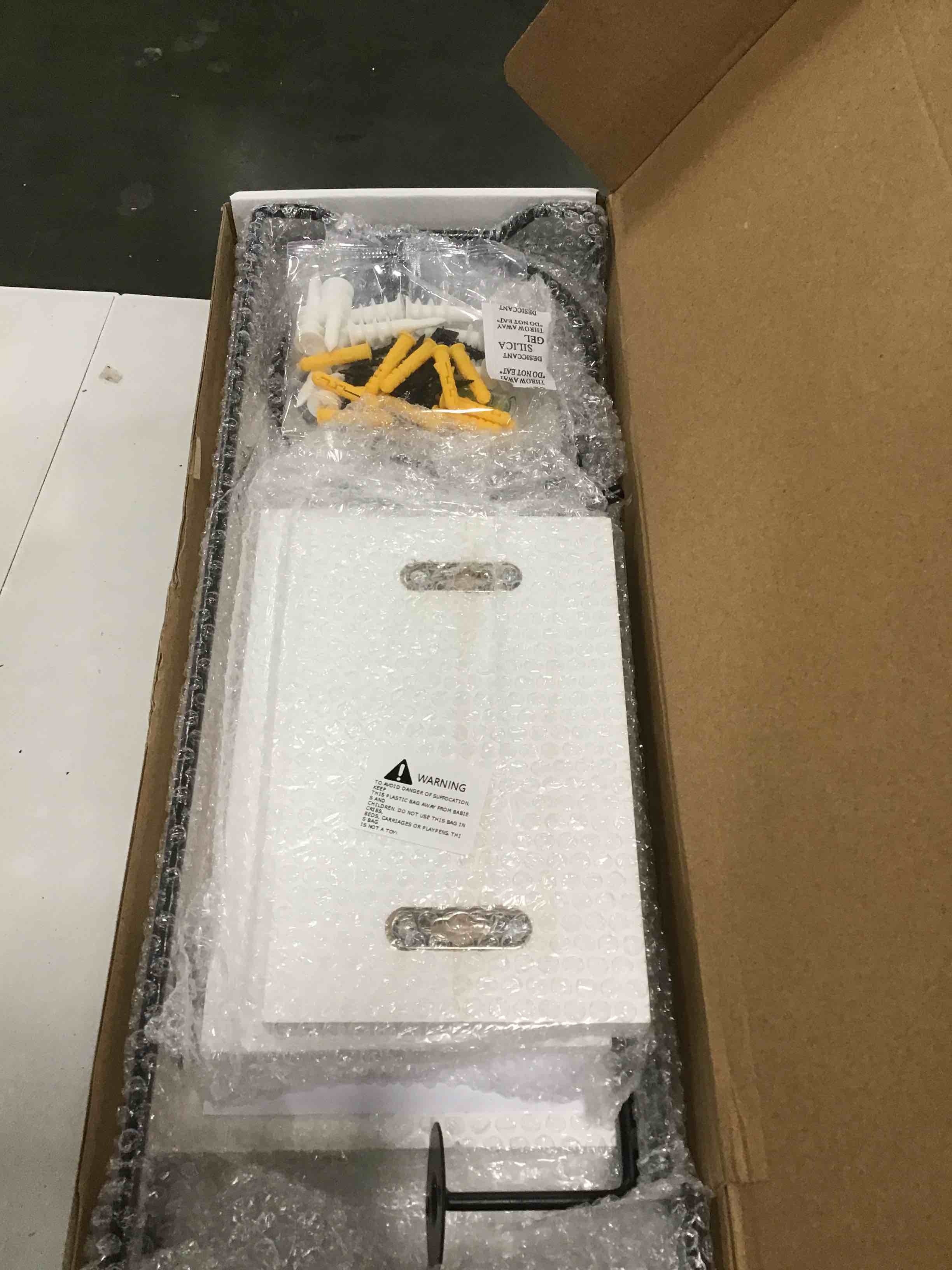 https://s3.amazonaws.com/lotting-images-prod/bidfta/_1712604106789.jpeg