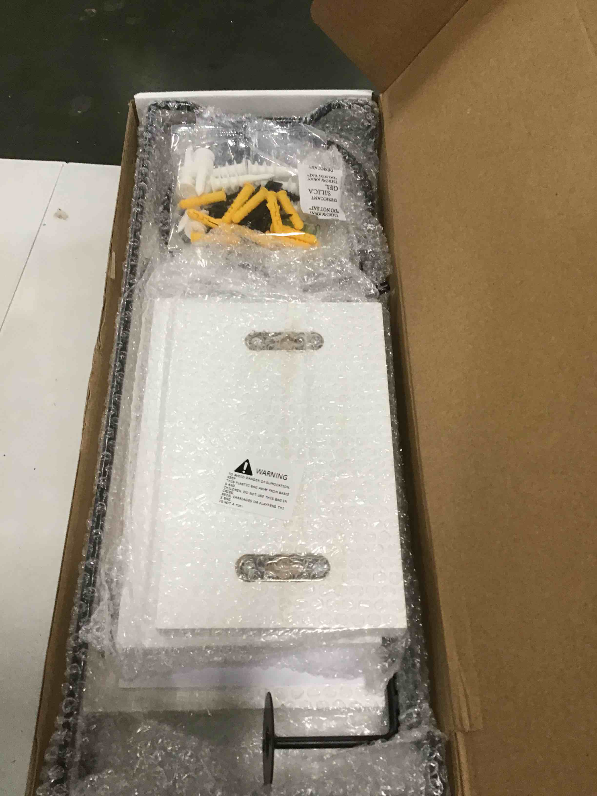 https://s3.amazonaws.com/lotting-images-prod/bidfta/_1712604107746.jpeg