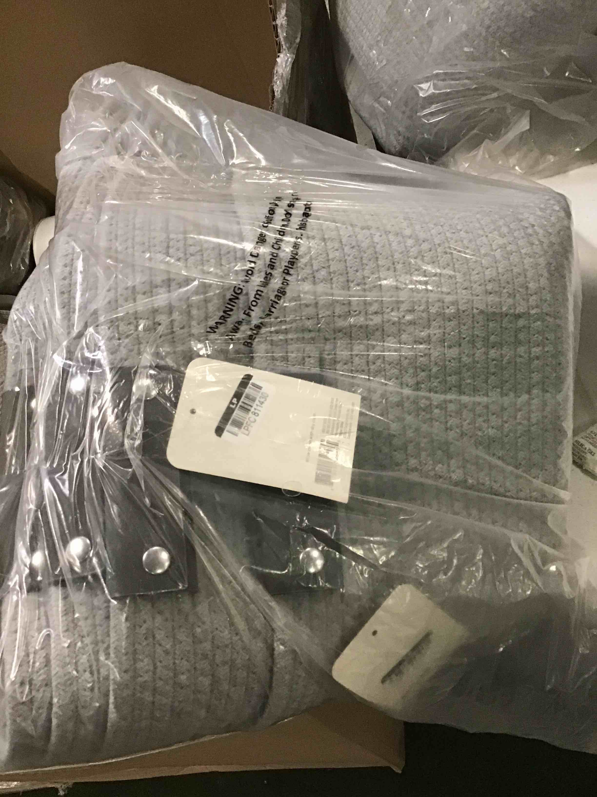 https://s3.amazonaws.com/lotting-images-prod/bidfta/_1717004492964.jpeg