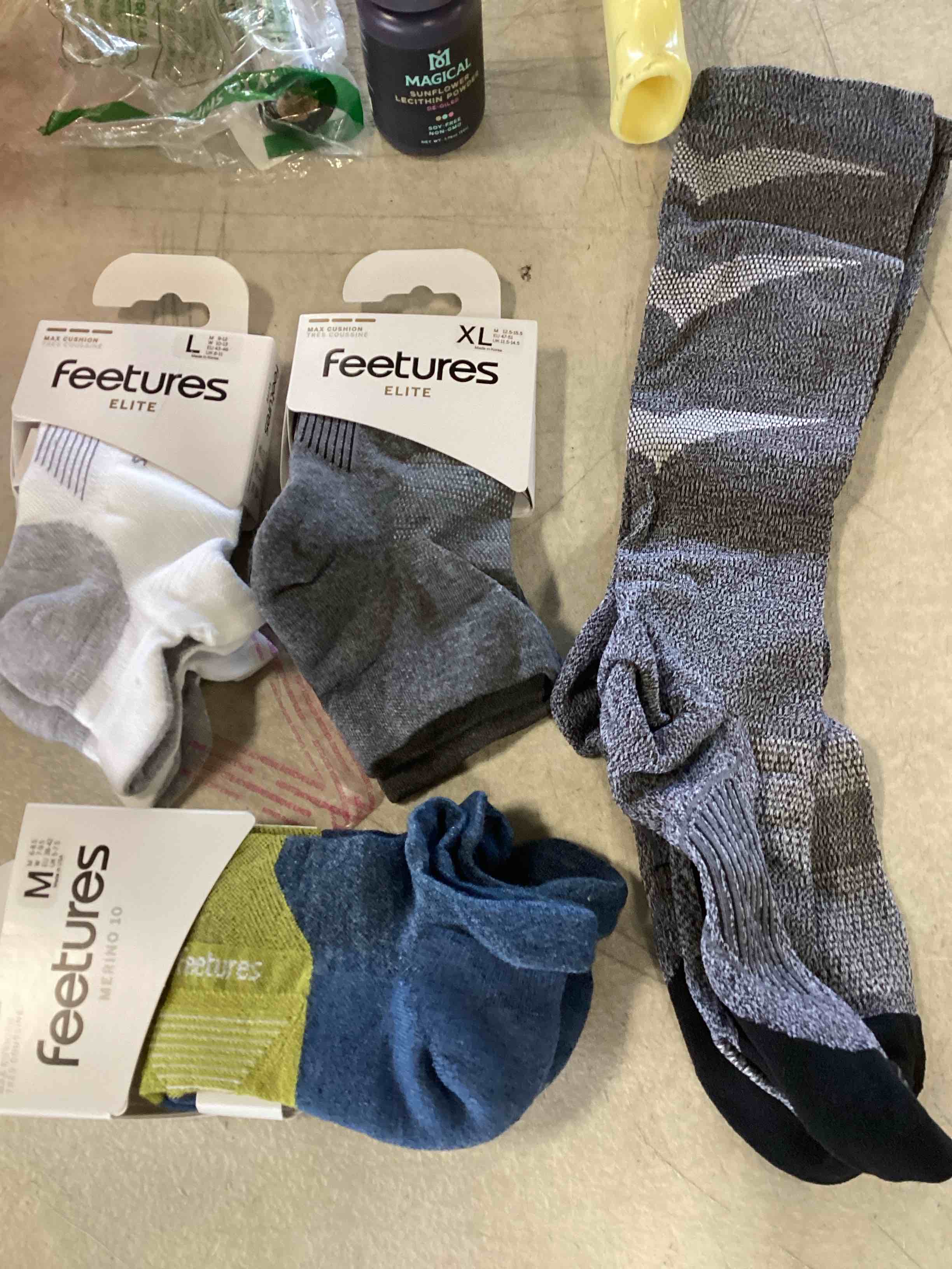 Variety of socks Feetures differences size and color pack of 7