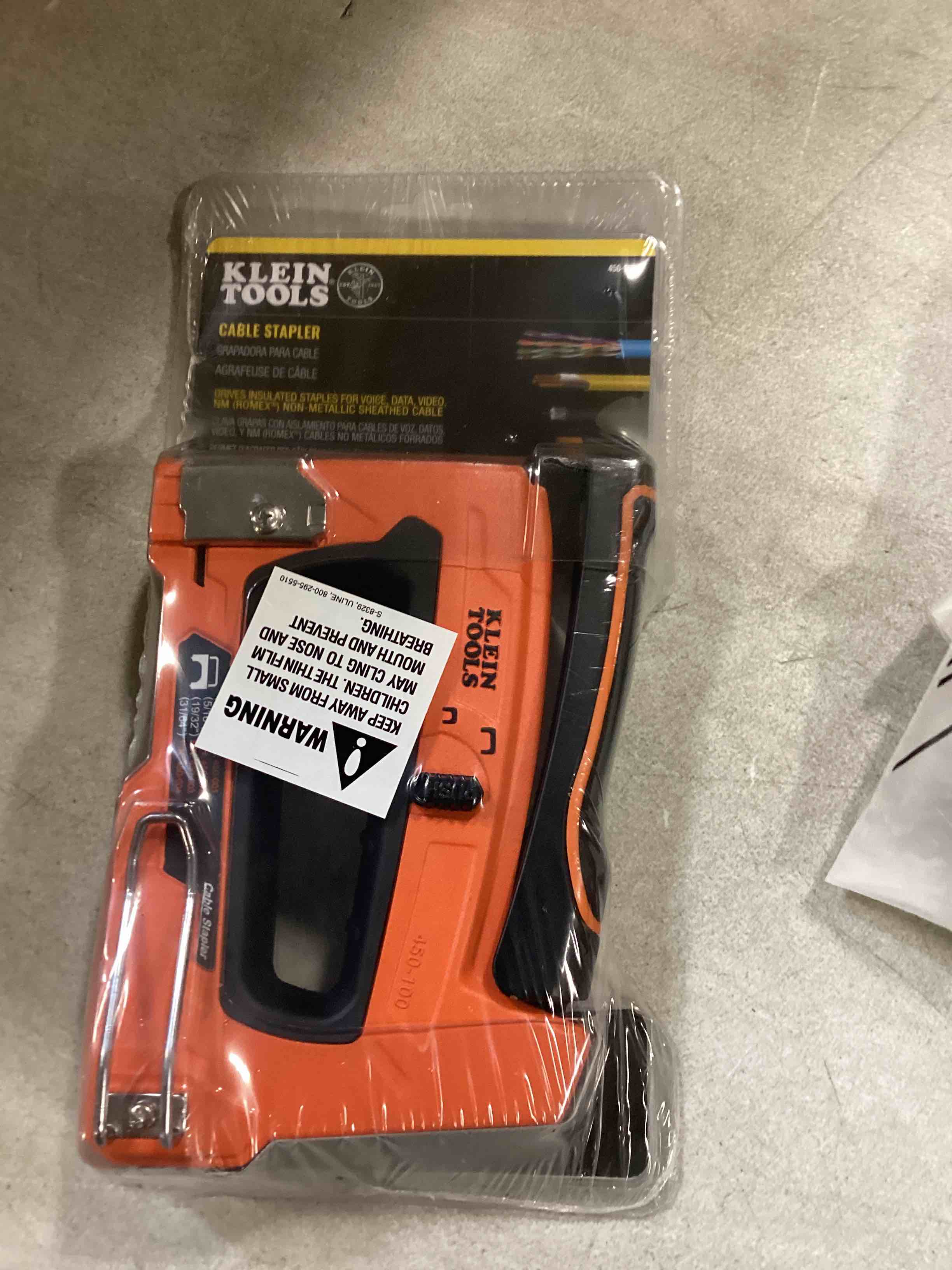 Klein Tools 80154 Heavy-Duty Cable Stapler with 600 Insulated Staples, 2 Packs, 300 x 5/16-Inch and 300 x 11/32-Inch