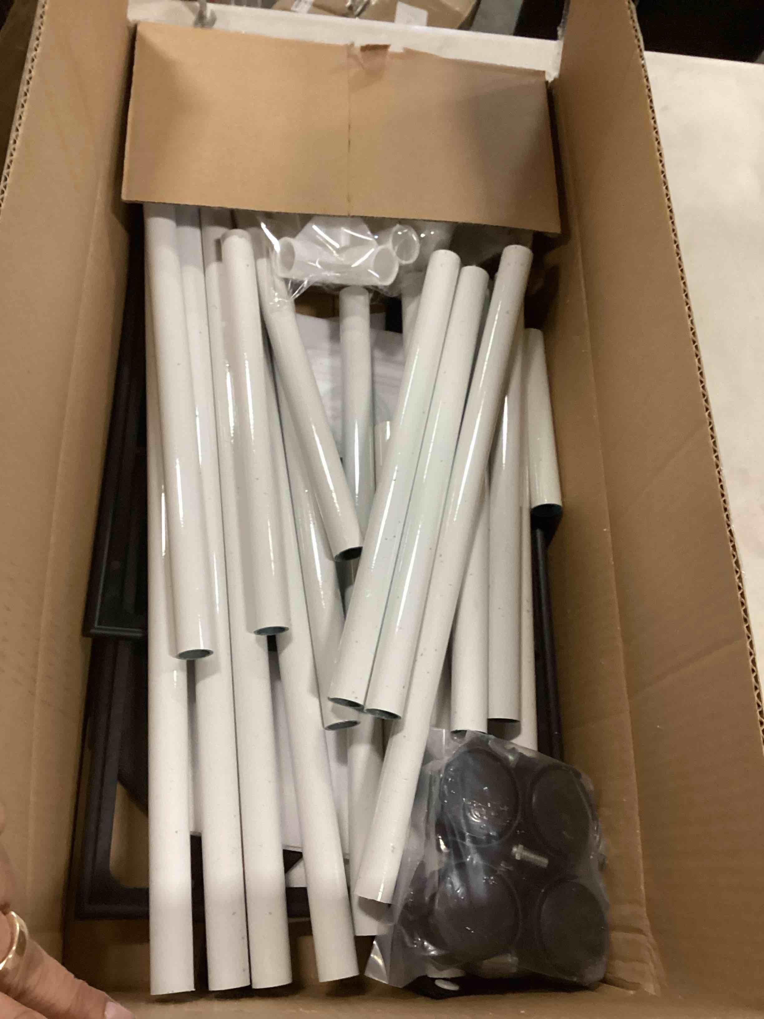 https://s3.amazonaws.com/lotting-images-prod/bidfta/_1730125192781.jpeg