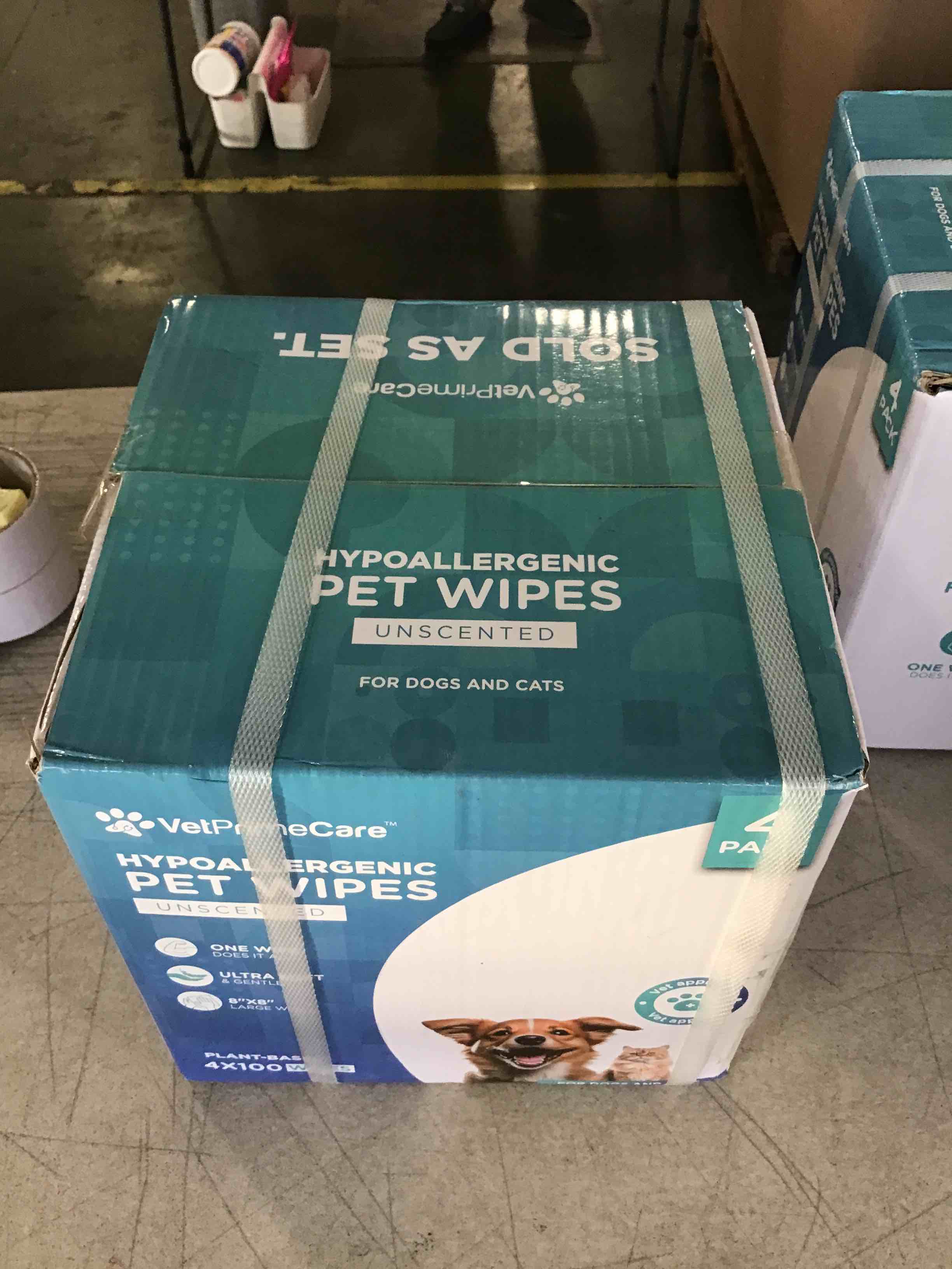 Pet Grooming Wipes for Dogs & Cats, 8” x 8” Plant-Based, Wipes for Cleaning & Deodorizing, Suitable for Pets Body Like Face, Paws, Belly, and Butt, Unscented - 400 Count