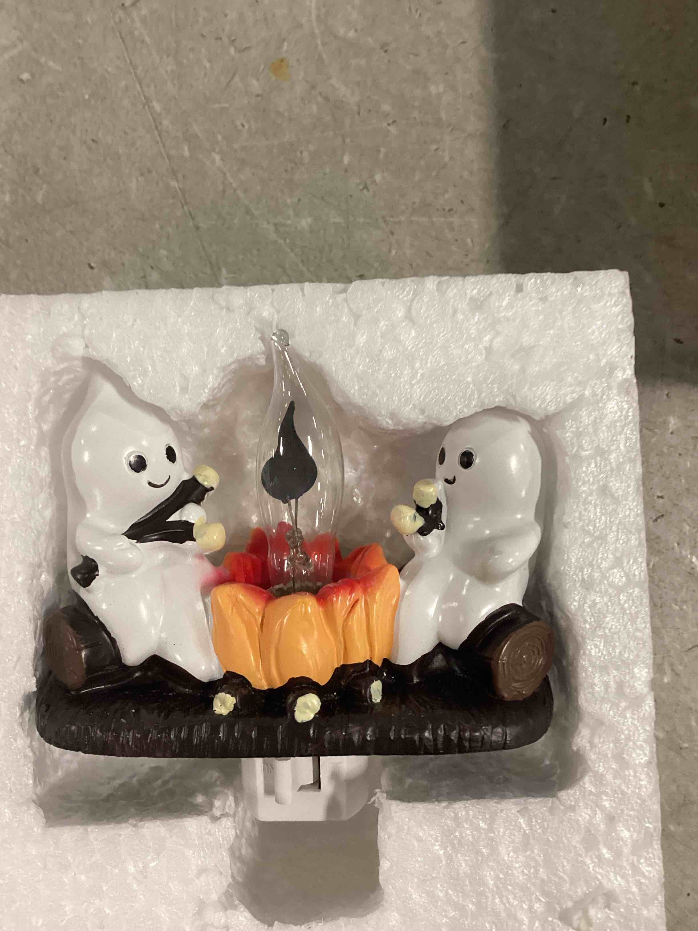 2024 New Ghost Campfire Flickering Nightlight-Roasting Marshmallows at Campfire, 3D Spooky Fire Marshmallow Night Light, LED Campfire Night Lights Funny Halloween Decor
