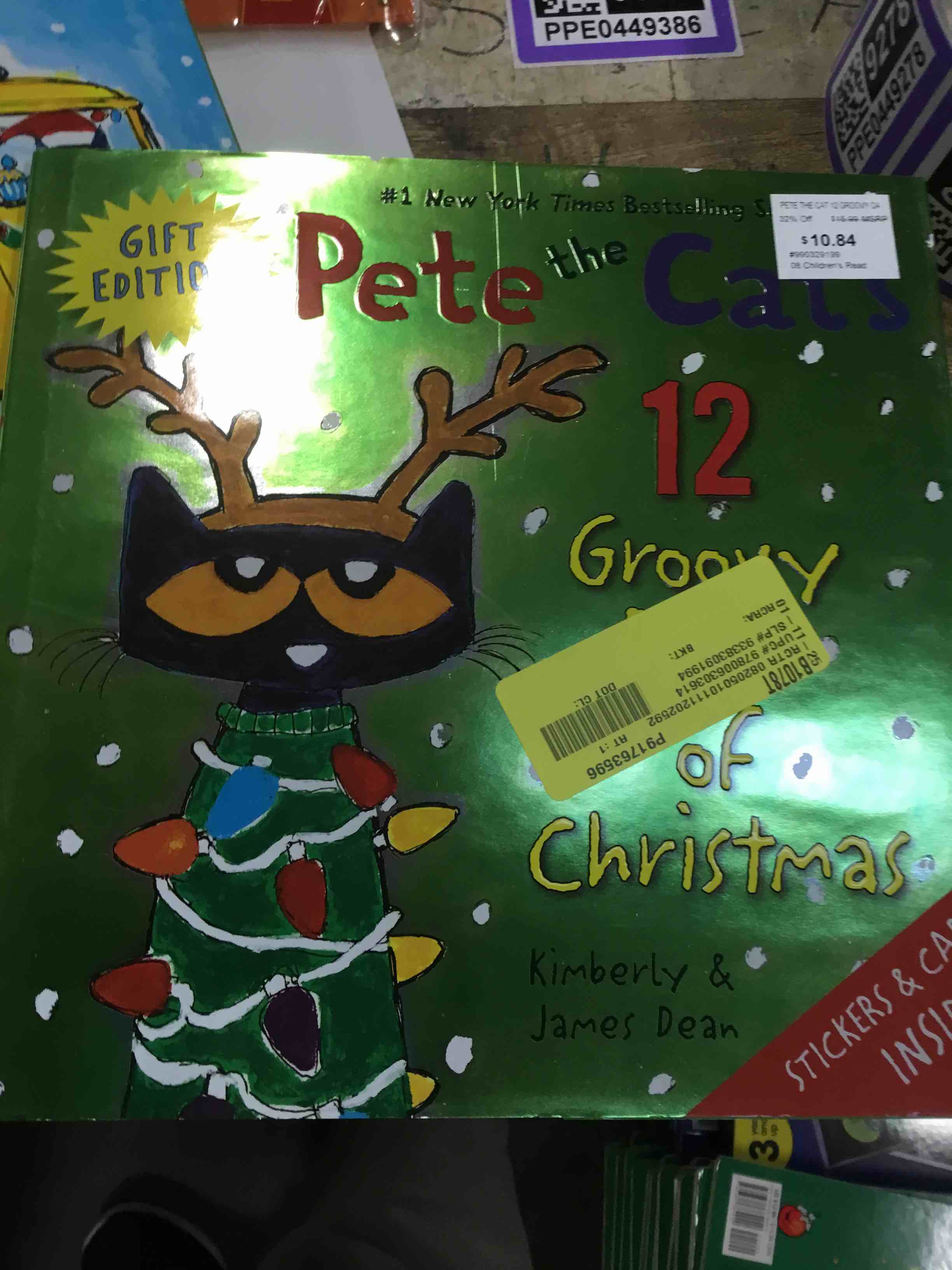 Pete the Cat's 12 Groovy Days of Christmas Gift Edition: Includes Stickers and Holiday Cards! A Christmas Holiday Book for Kids