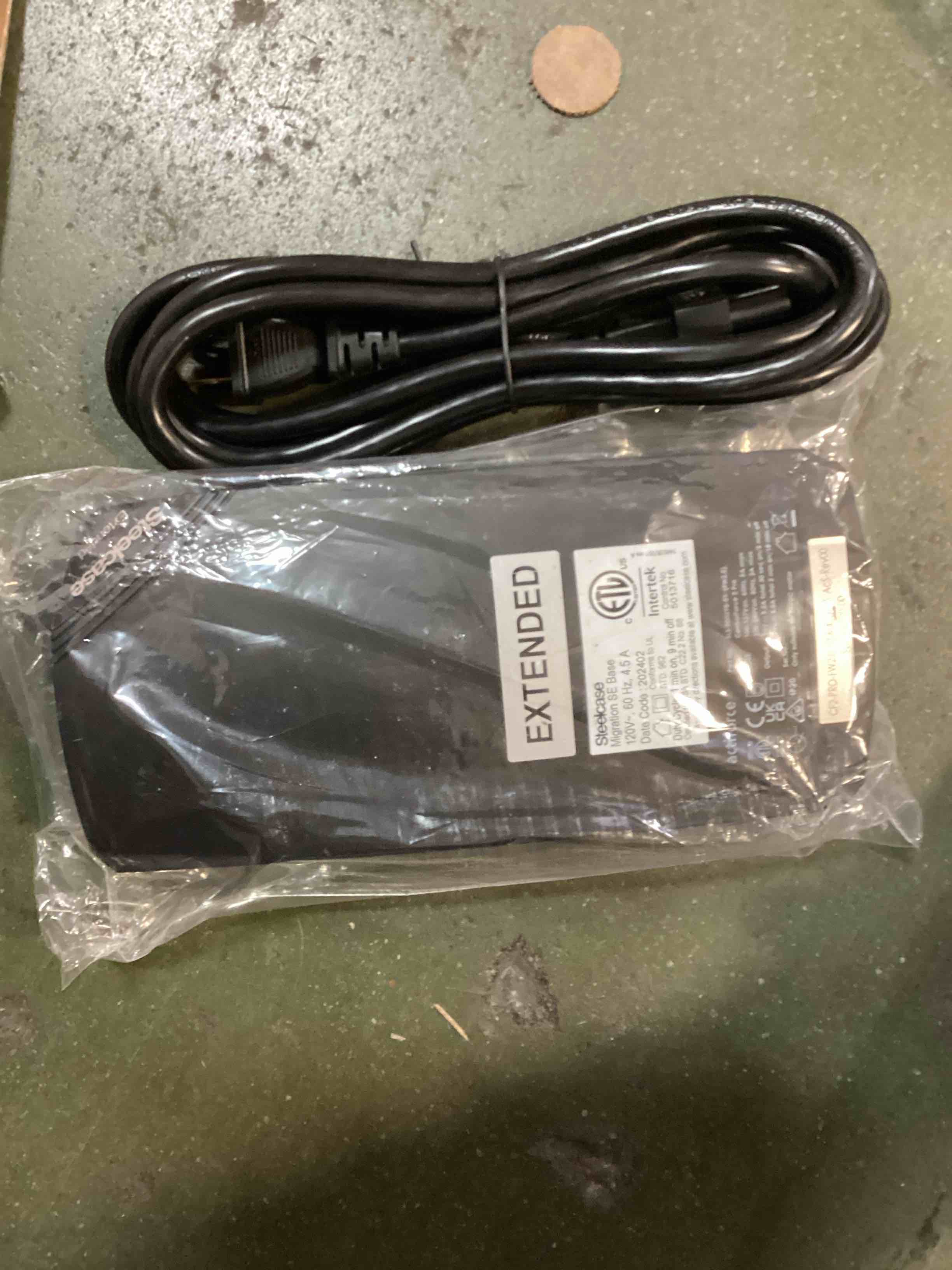https://s3.amazonaws.com/lotting-images-prod/bidfta/_1737654331684.jpeg