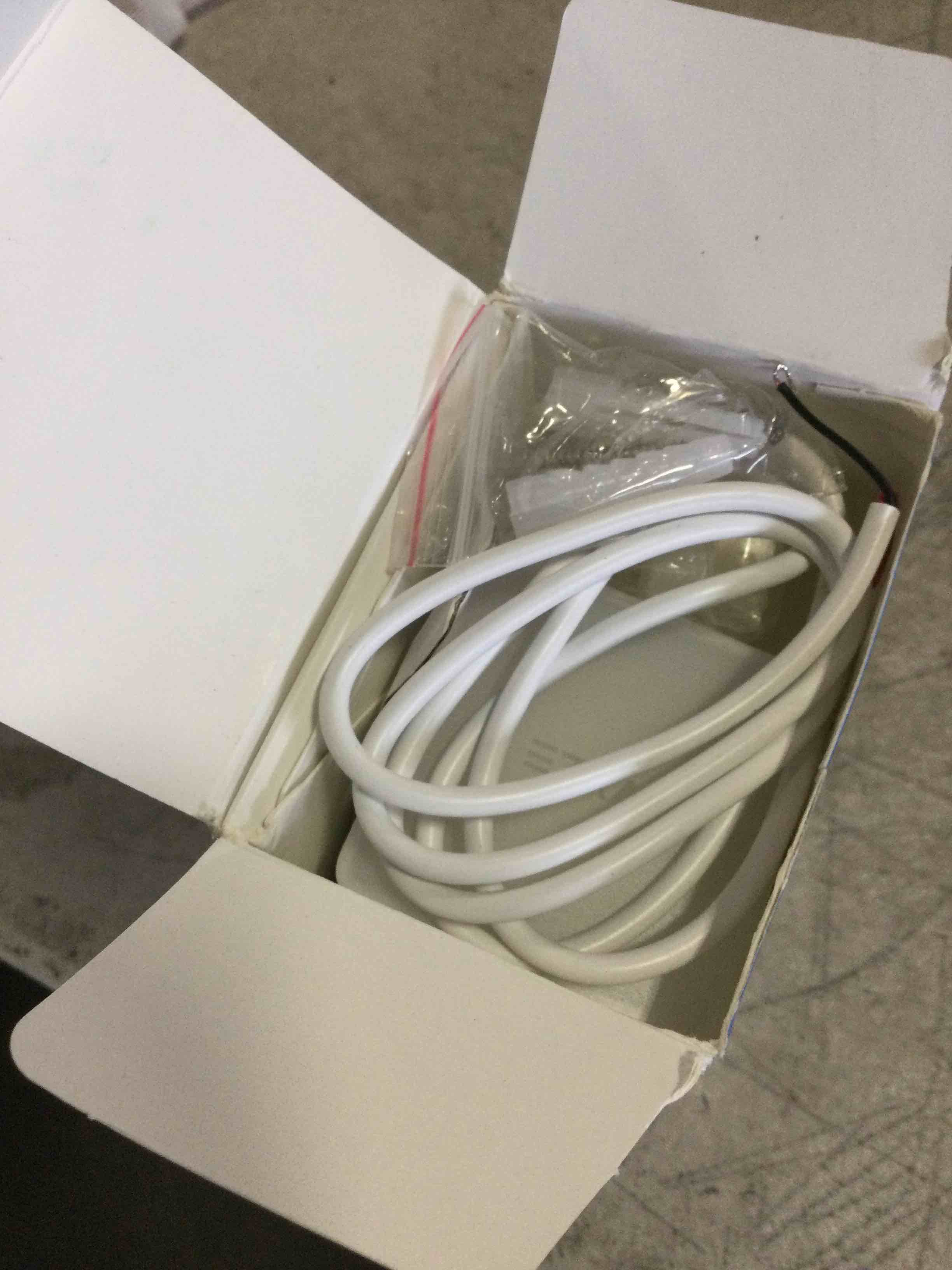 https://s3.amazonaws.com/lotting-images-prod/bidfta/_1738859733458.jpeg