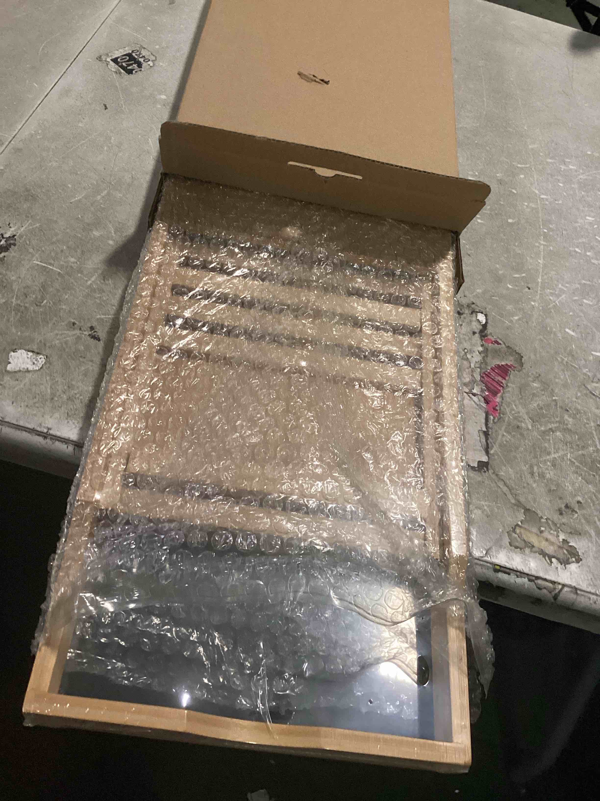 https://s3.amazonaws.com/lotting-images-prod/bidfta/_1739302957678.jpeg
