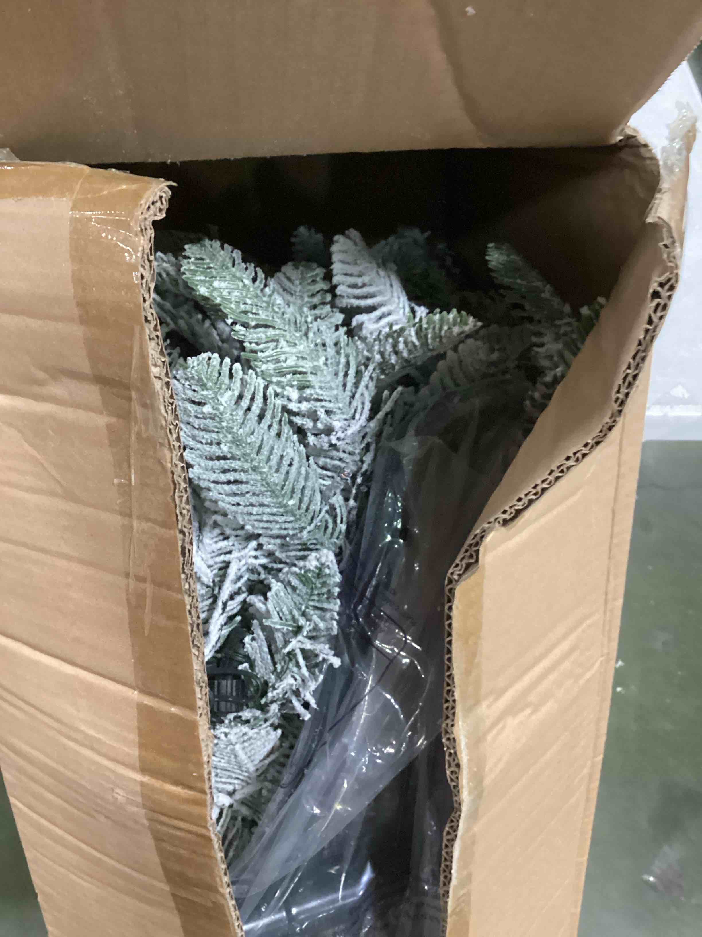 Joyhalo 7.5 ft Christmas Tree Prelit, Flocked Christmas Tree with 550 Led Lights 1350 PVC Branch Tips, Metal Artificial Christmas Tree Stand, Xmas Tree for Office Home Store Party Holiday Decor White 1350 Branch