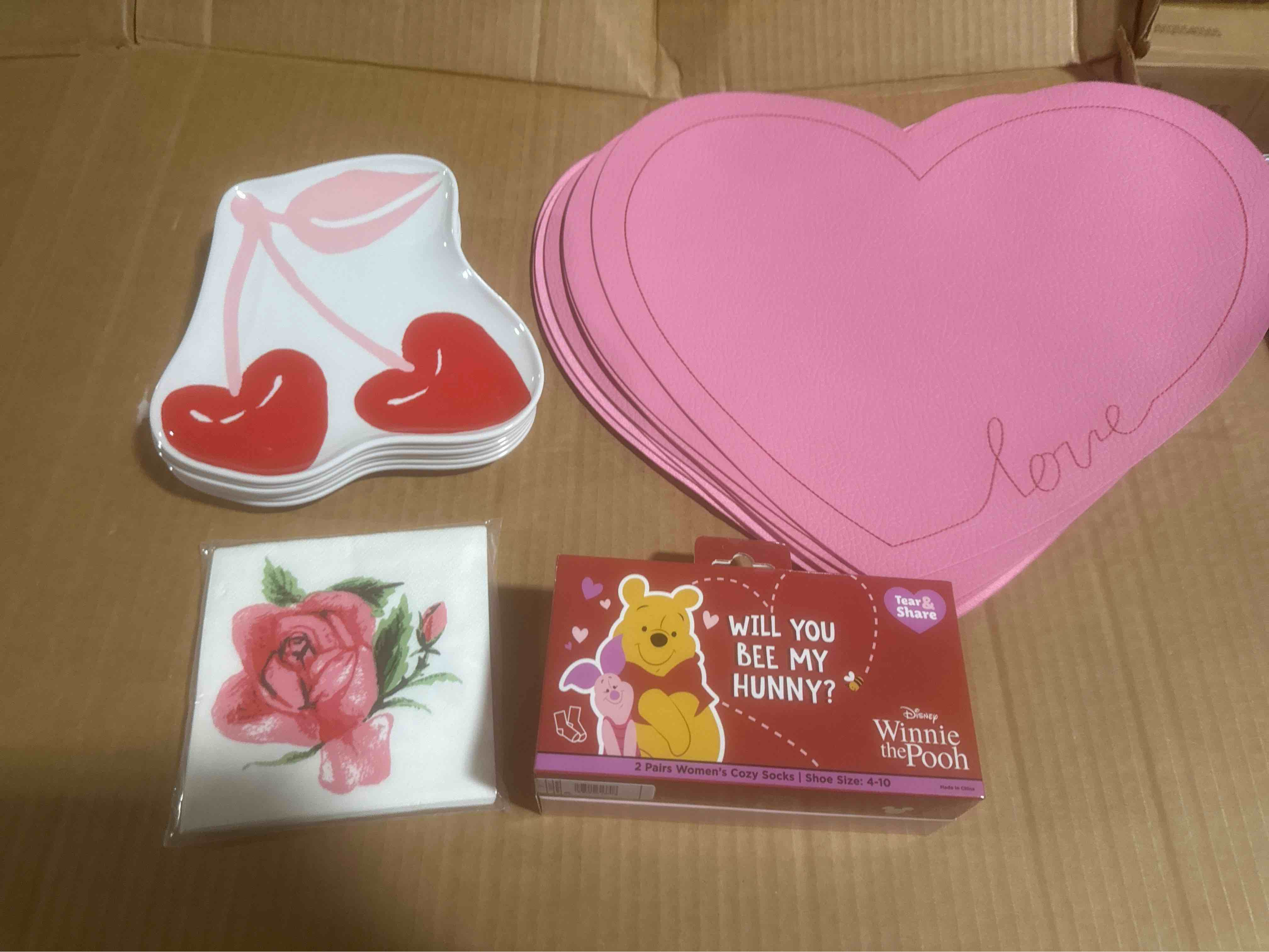 assorted Valentine’s Day decor and accessories (12 items )