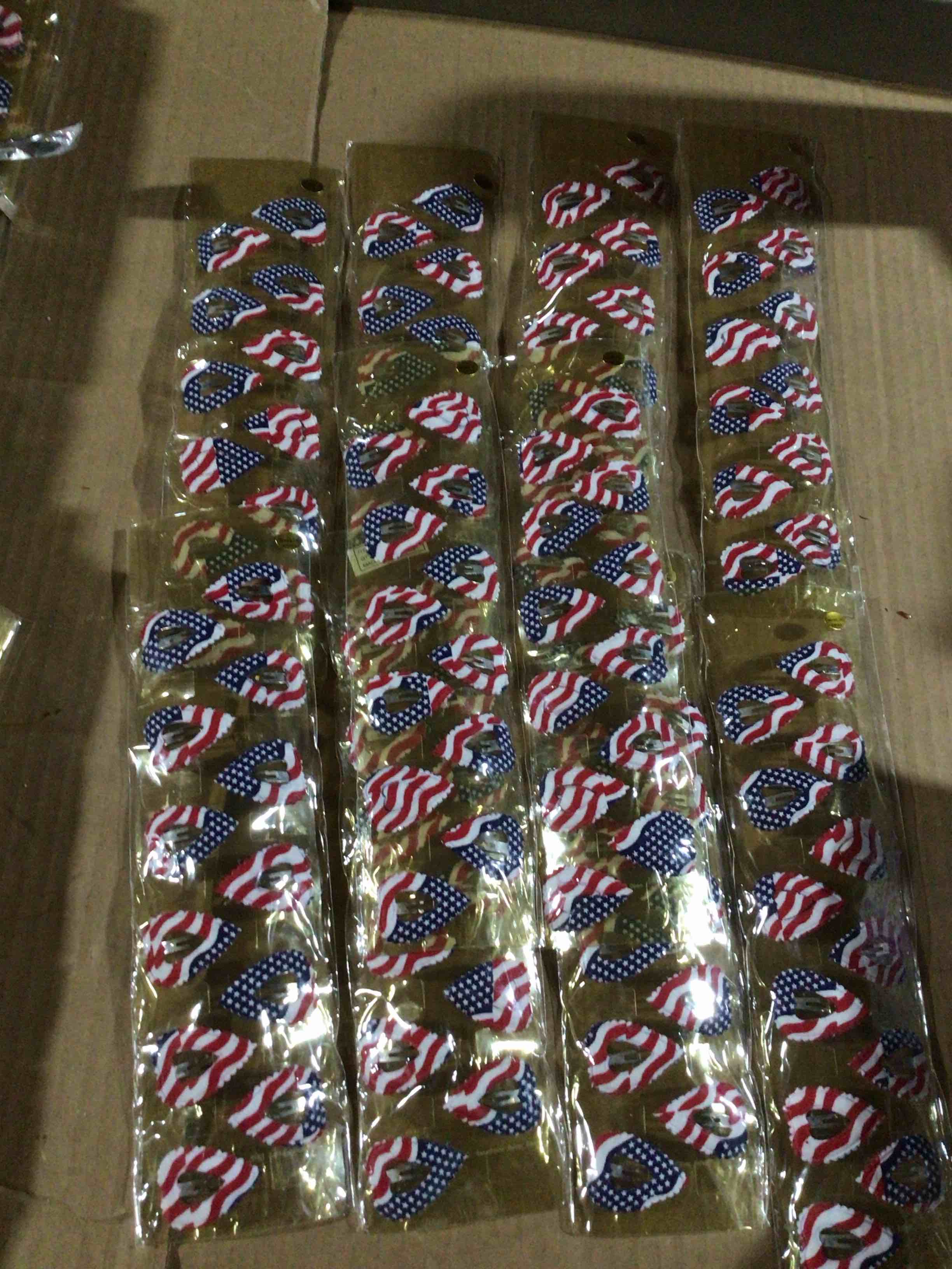 Hair clip with design of the United States flag 