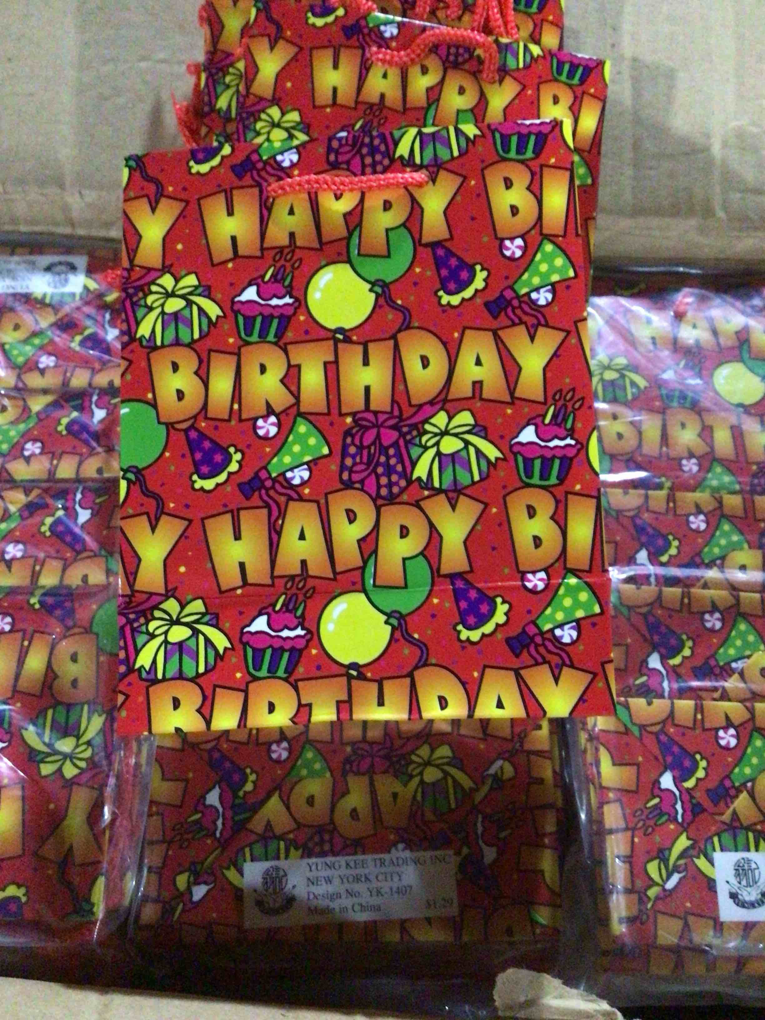 Gift bag with the theme of happy birthday 