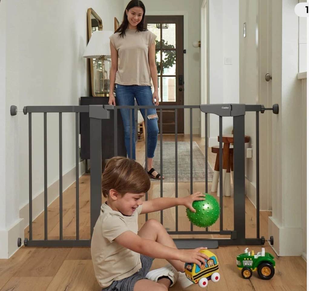 Cumbor 43.3” Auto Close Gate Black 