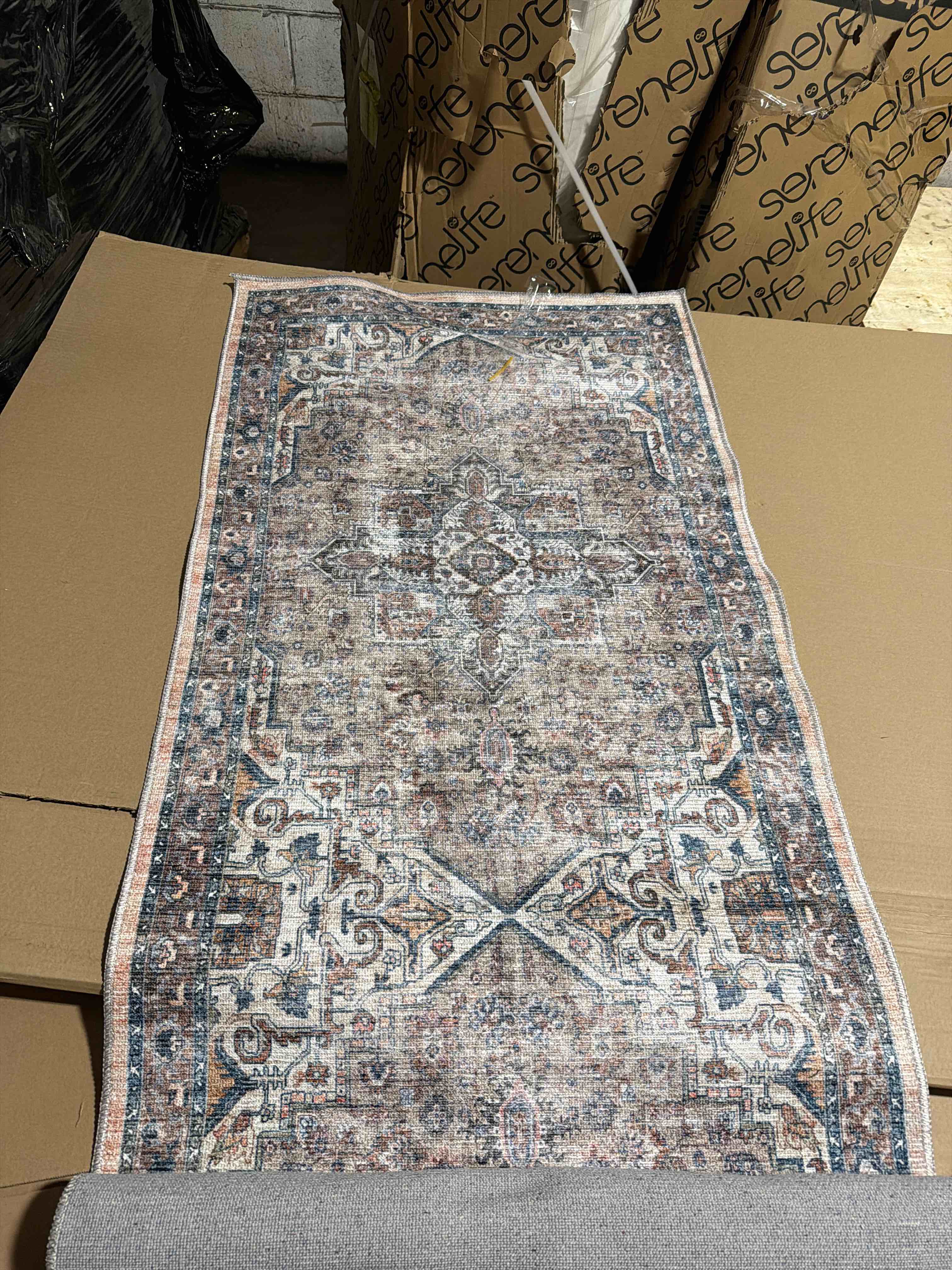 Condition photo showing New/Like New for Cecilia collection Area Rug Runner brown (2'7X7'3)