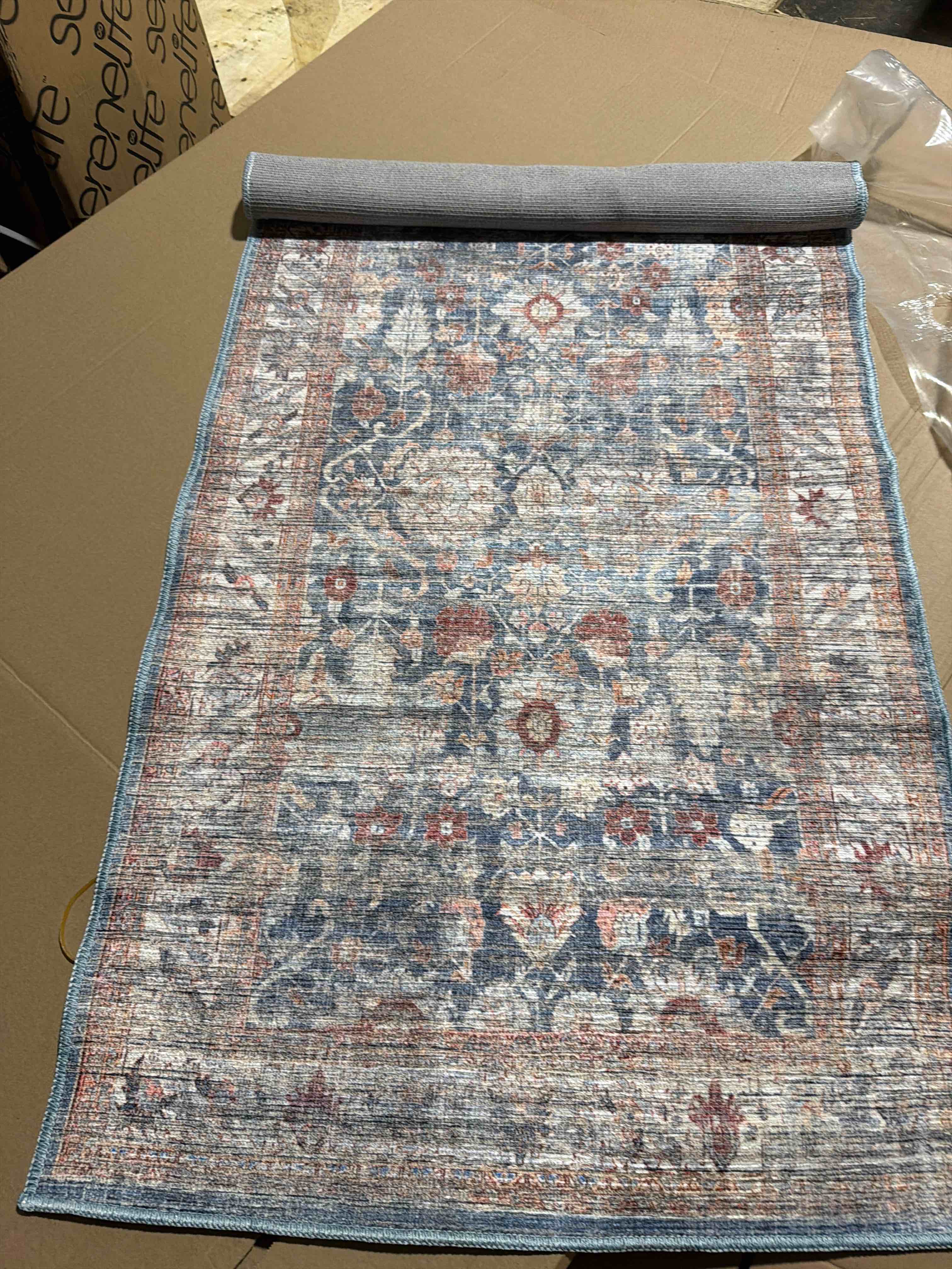 Condition photo showing New/Like New for Cecilia coll área rug blue cream (2'7X7'3)