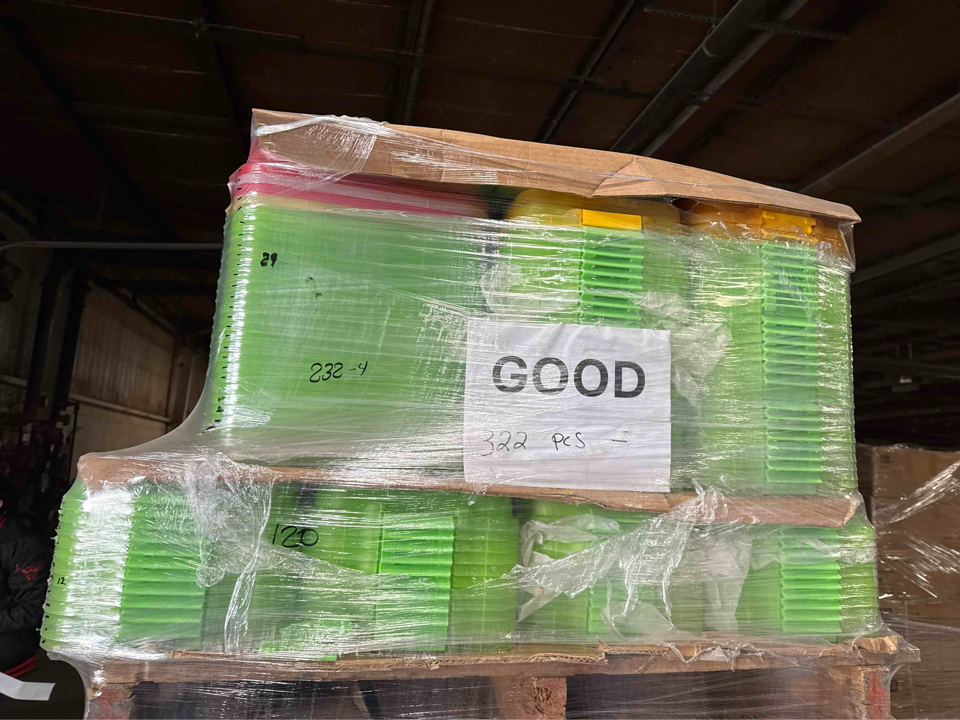 Condition photo showing New/Like New for pallet of 322 loose cake pan lid with handle 11” x 14” (assorted colors)