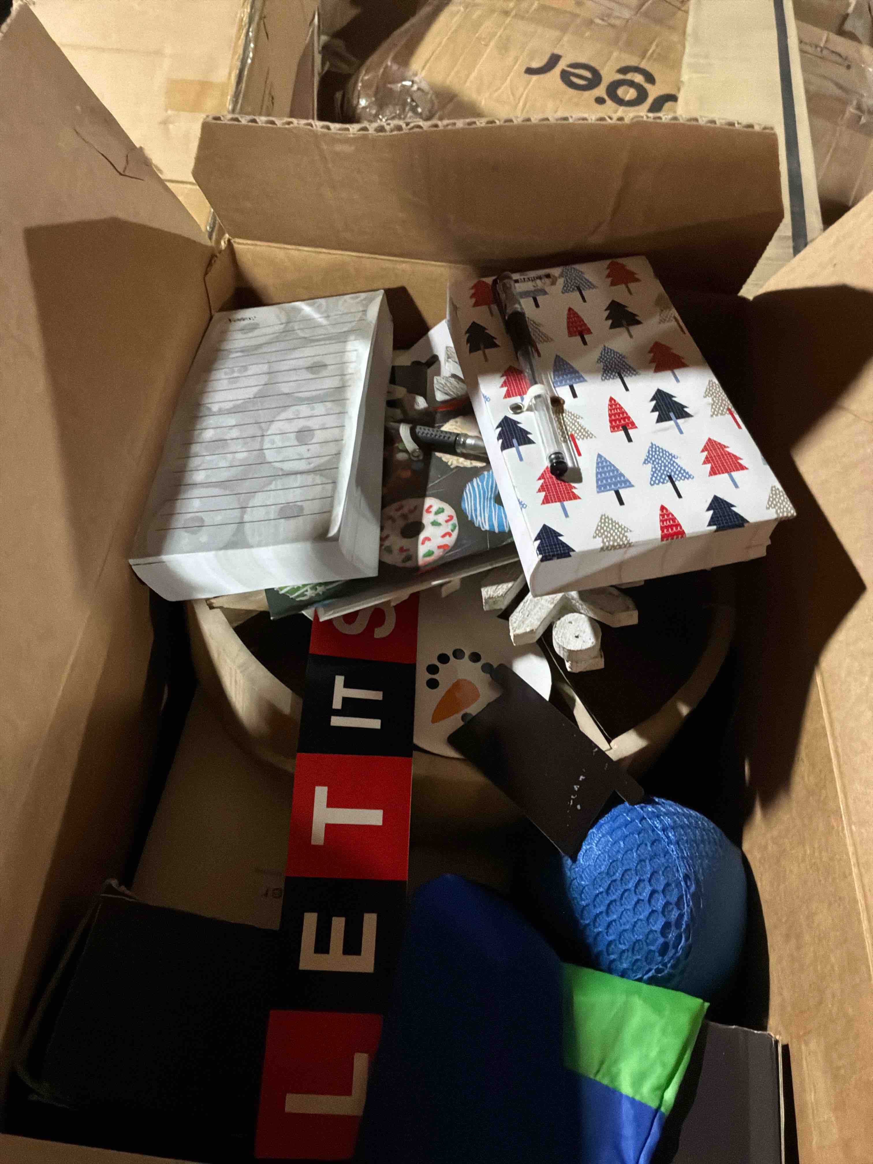 Condition photo showing Good Condition for box lot of miscellaneous items 