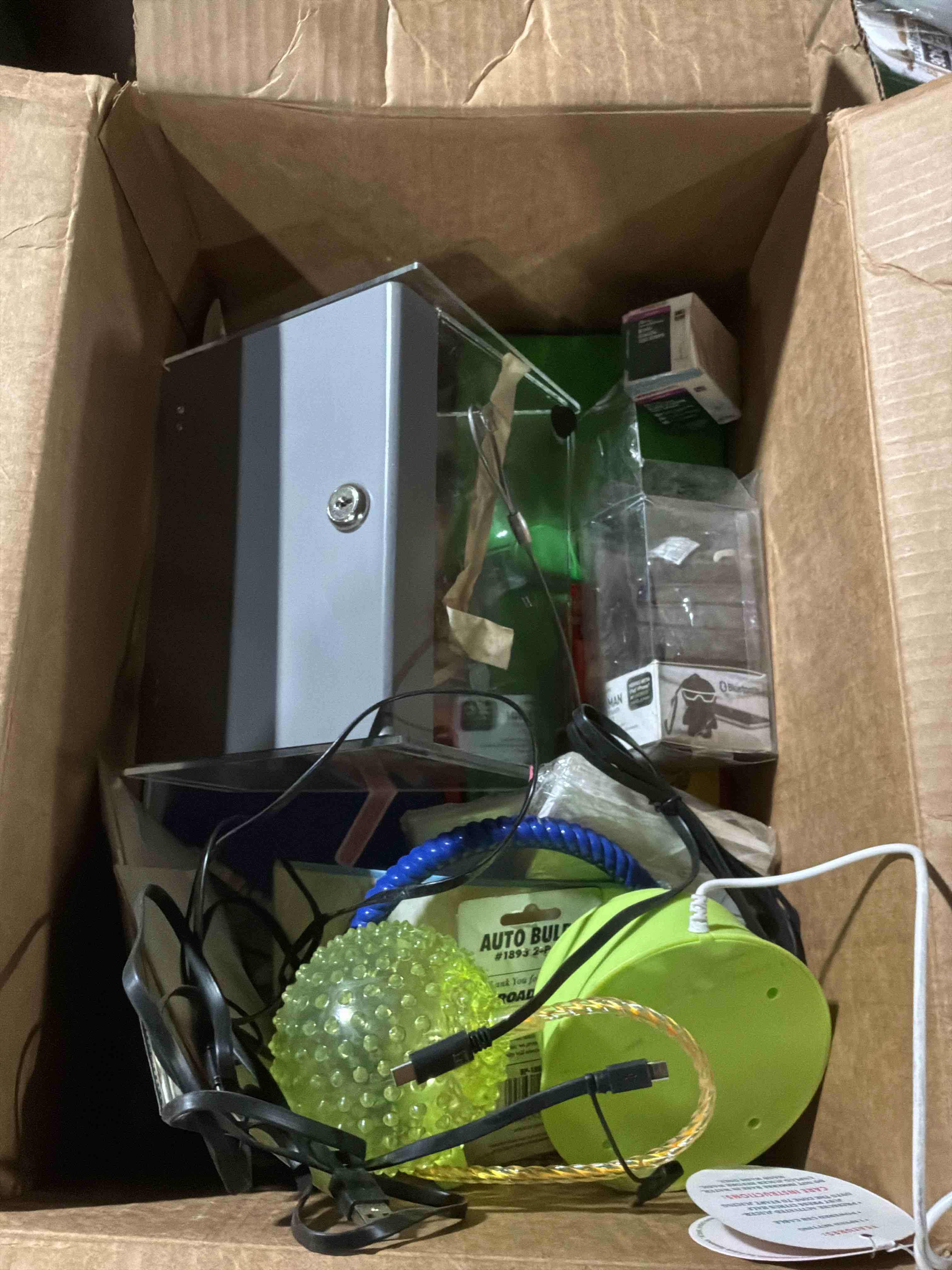 Condition photo showing Good Condition for box lot of miscellaneous items 