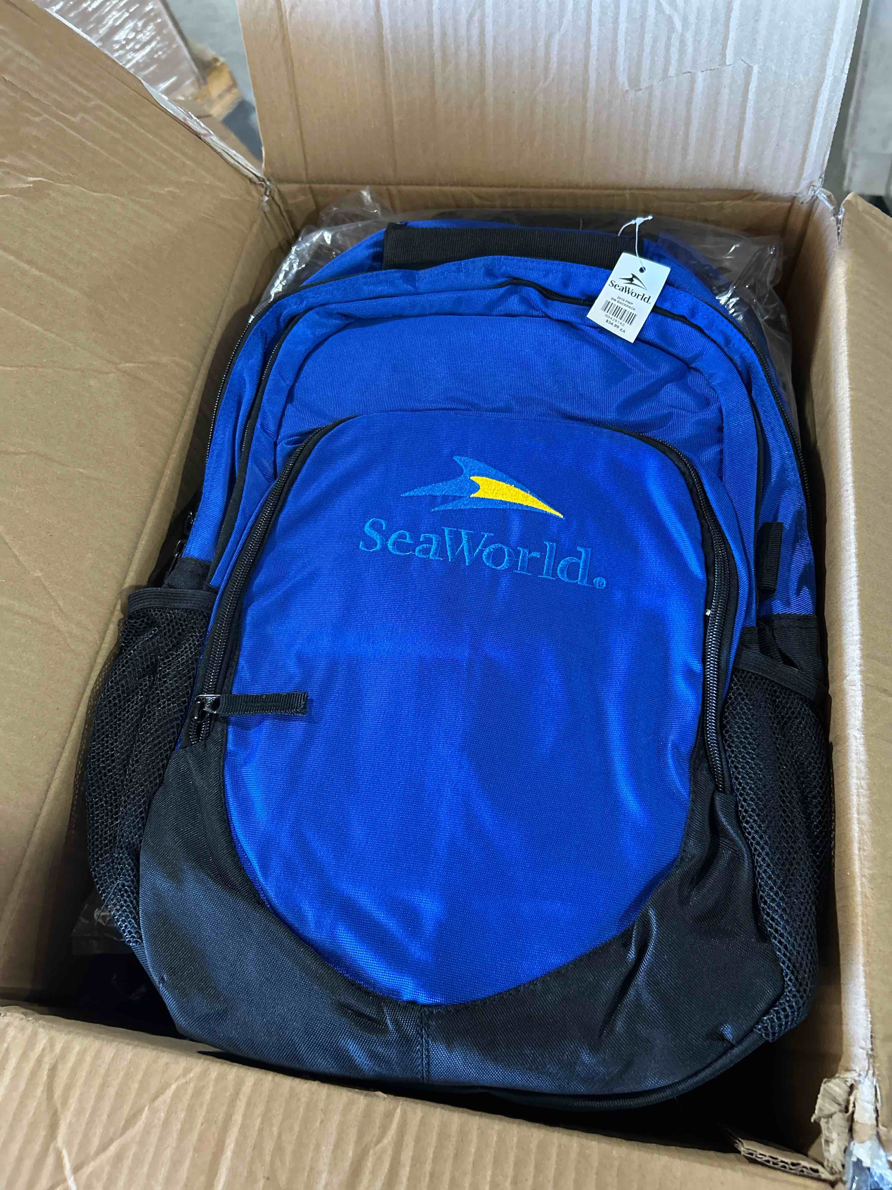Condition photo showing New/Like New for seaworld 2019 backpack