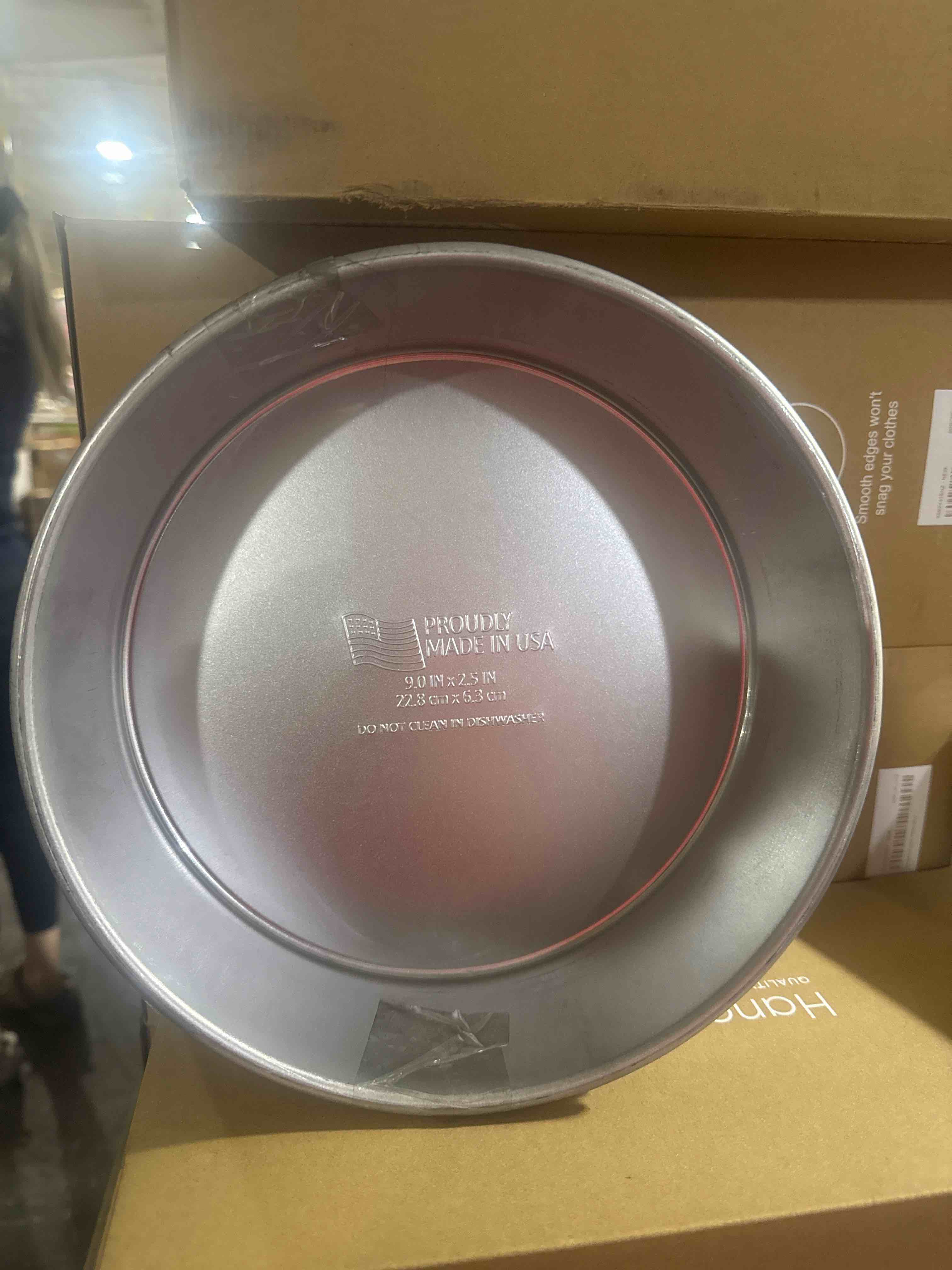 Condition photo showing New/Like New for set of 2 round heavy duty cake pan 9 inch