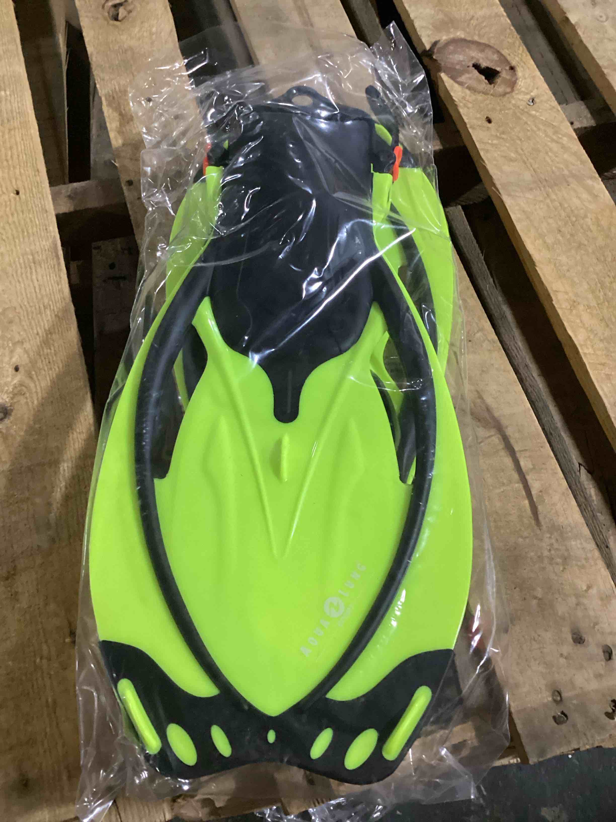Condition photo showing New/Like New for size ml/xl 9-13 aqua lung diving fins - neon yellow