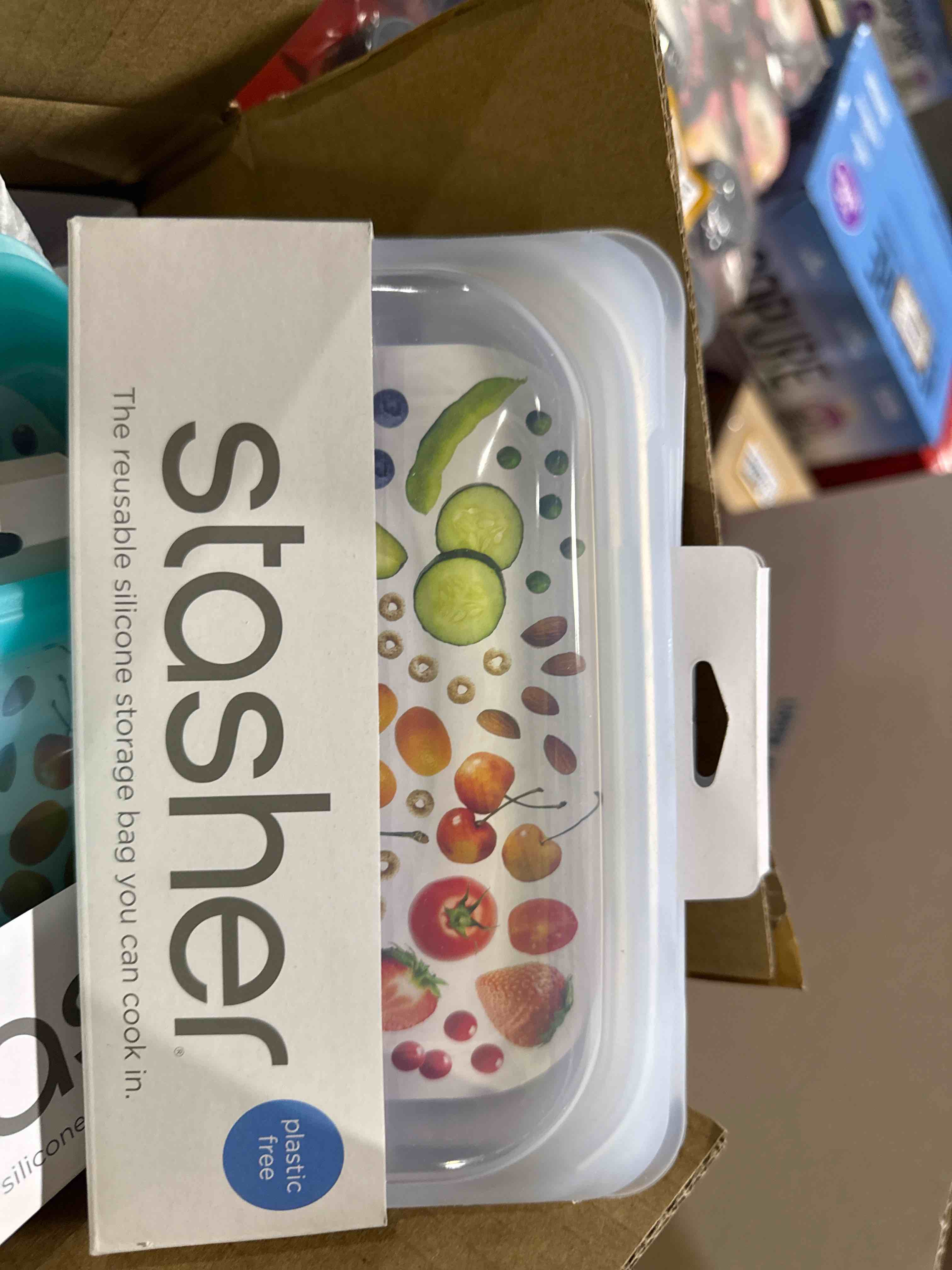 Condition photo showing New/Like New for reusable silicone food bag snack size small clear 9.9 fl oz (293.5 ml) stasher