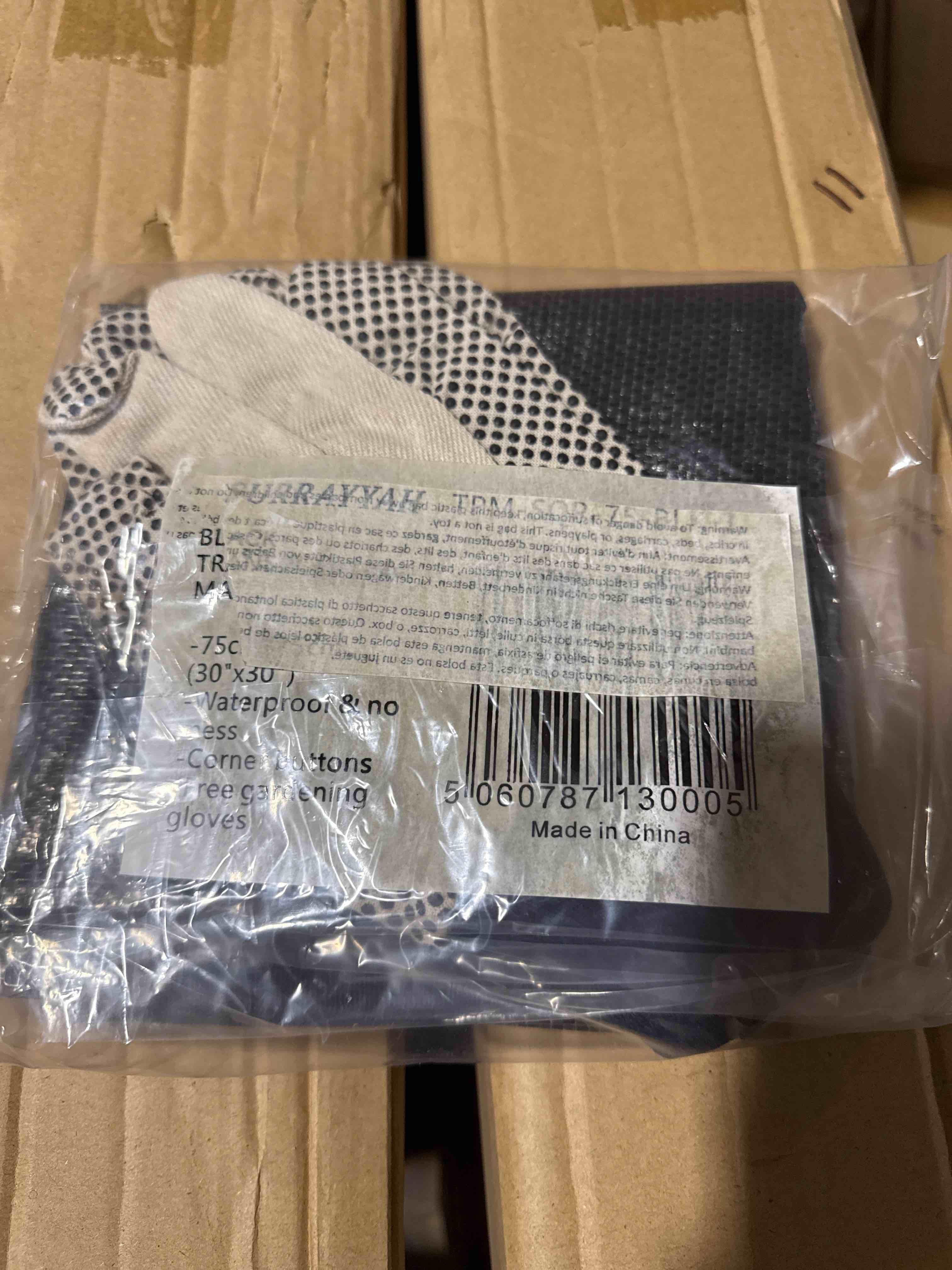 Condition photo showing New/Like New for surrayyah black transplanting matt with gloves 30“ x 30“ waterproof no mess button corners