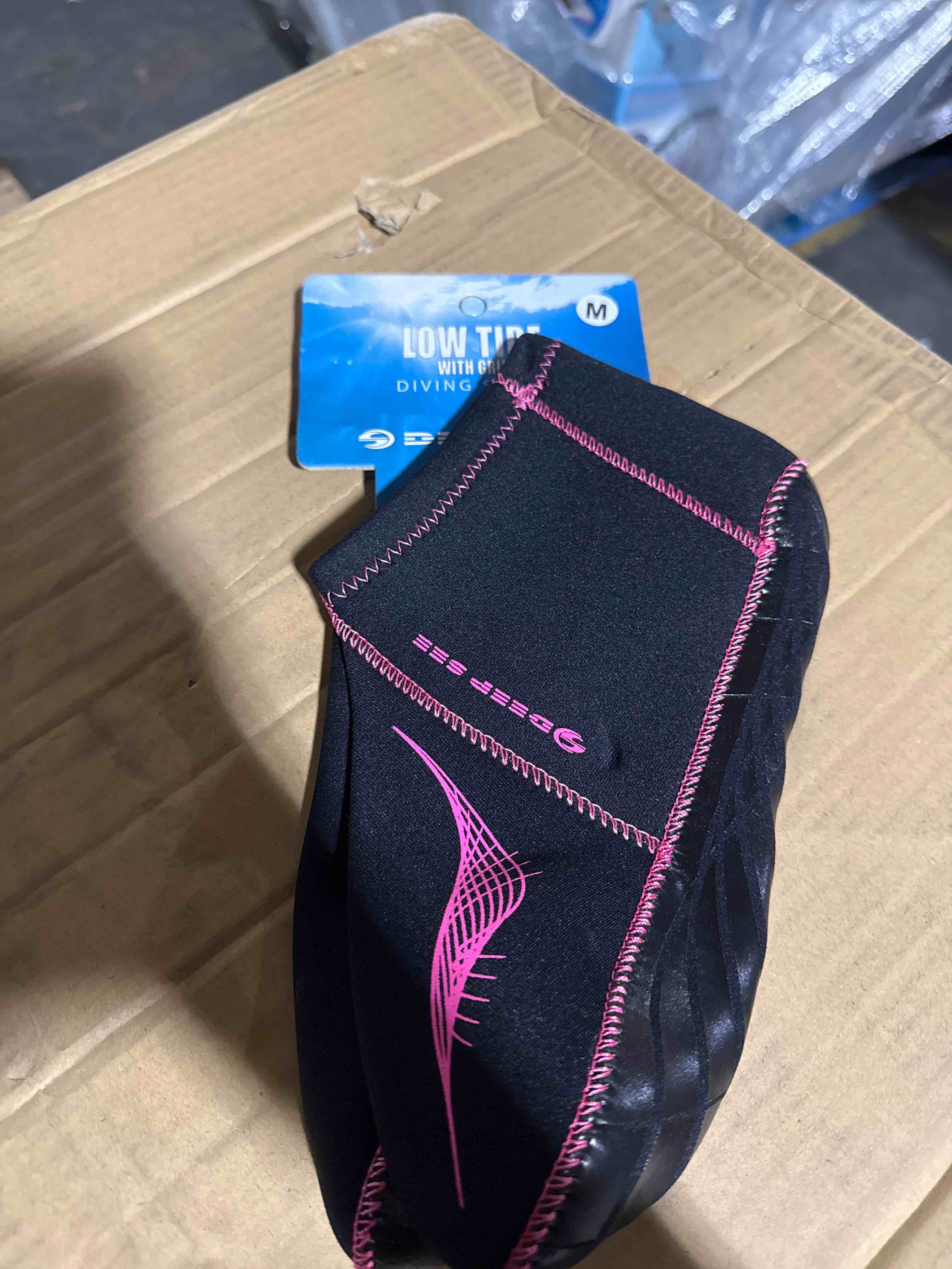 Condition photo showing New/Like New for deep see low tide dive socks with grip, size 89/medium, black pink