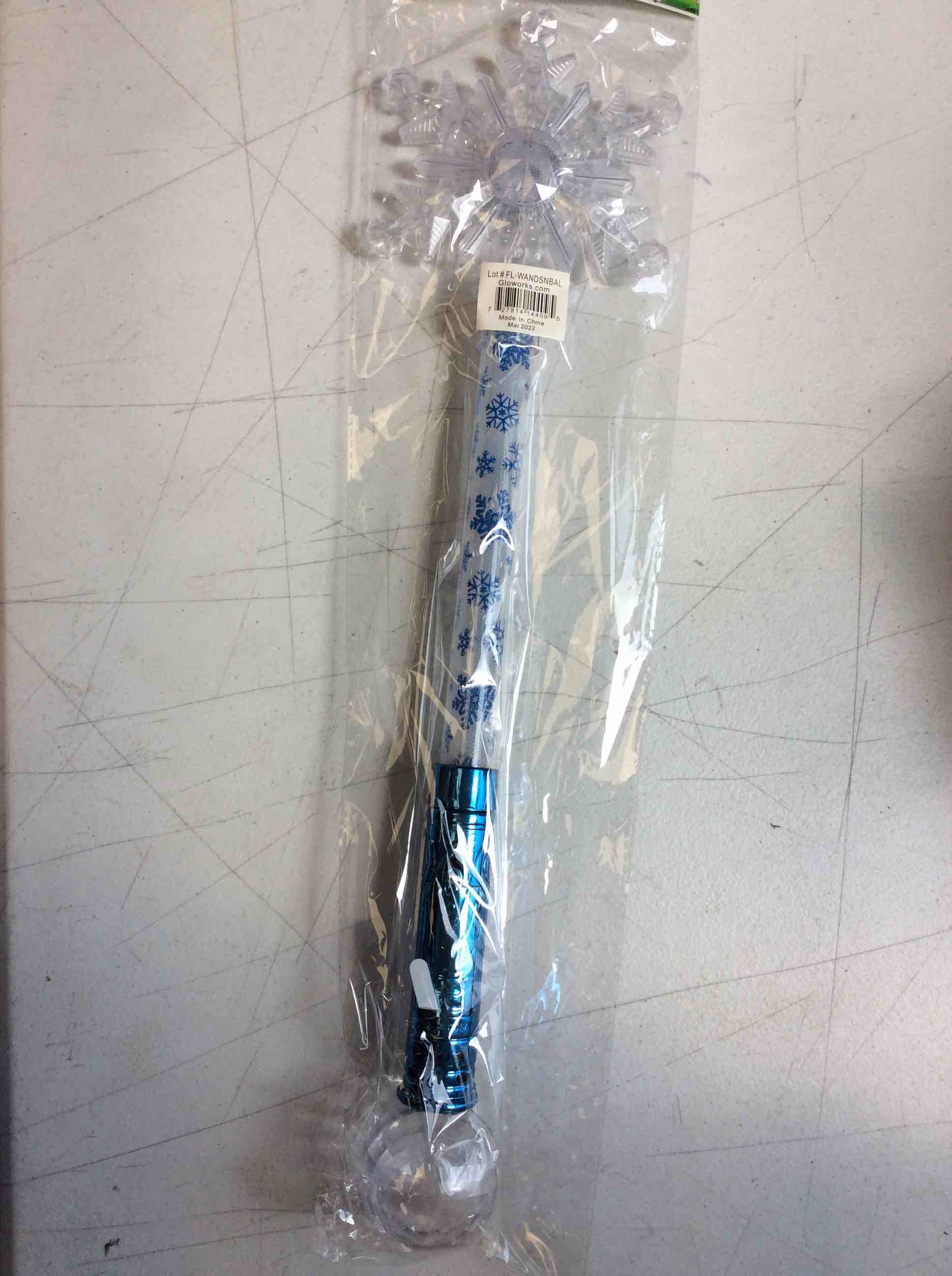 Condition photo showing New/Like New for tors glowork snow flake wand