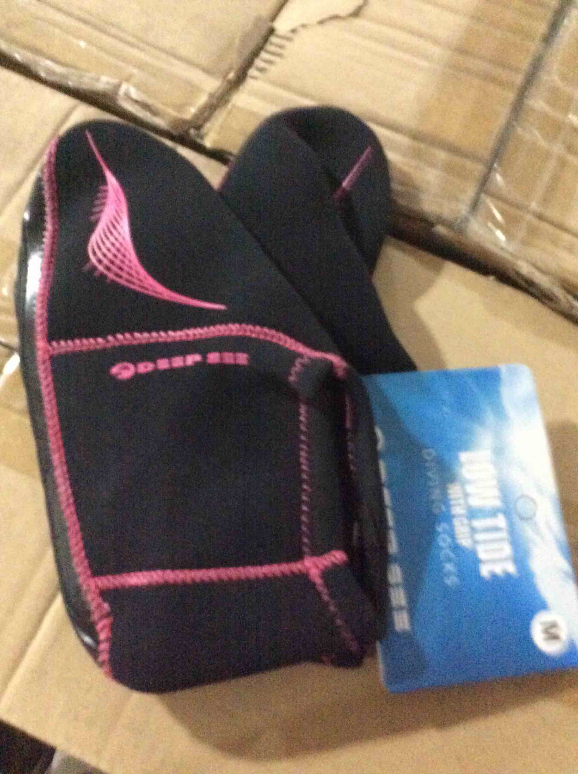 deep see low tide dive socks with grip, size 89/medium, black pink