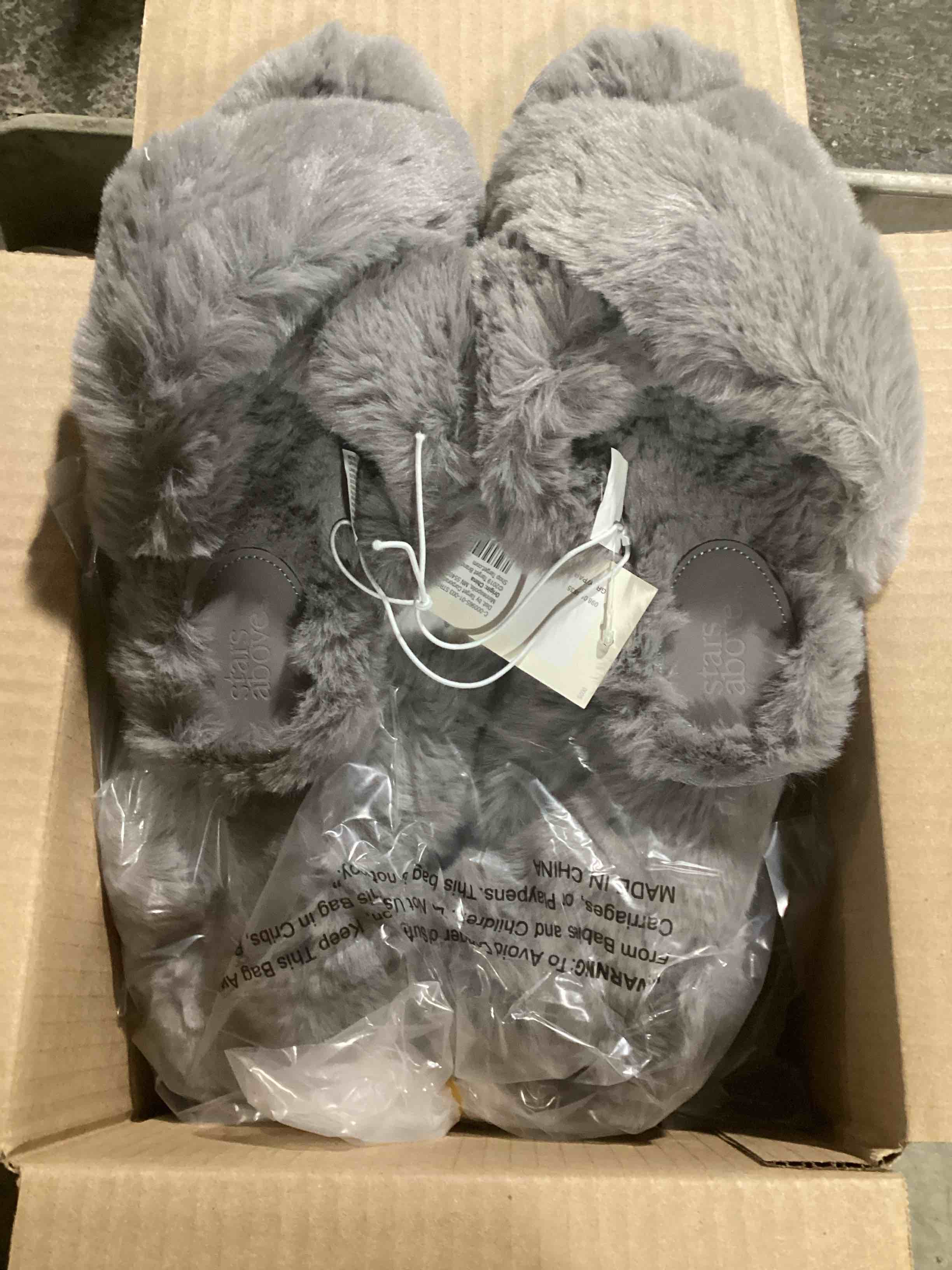 Condition photo showing New/Like New for case of 6 size 7/8 stars above grey fuzzy slippers