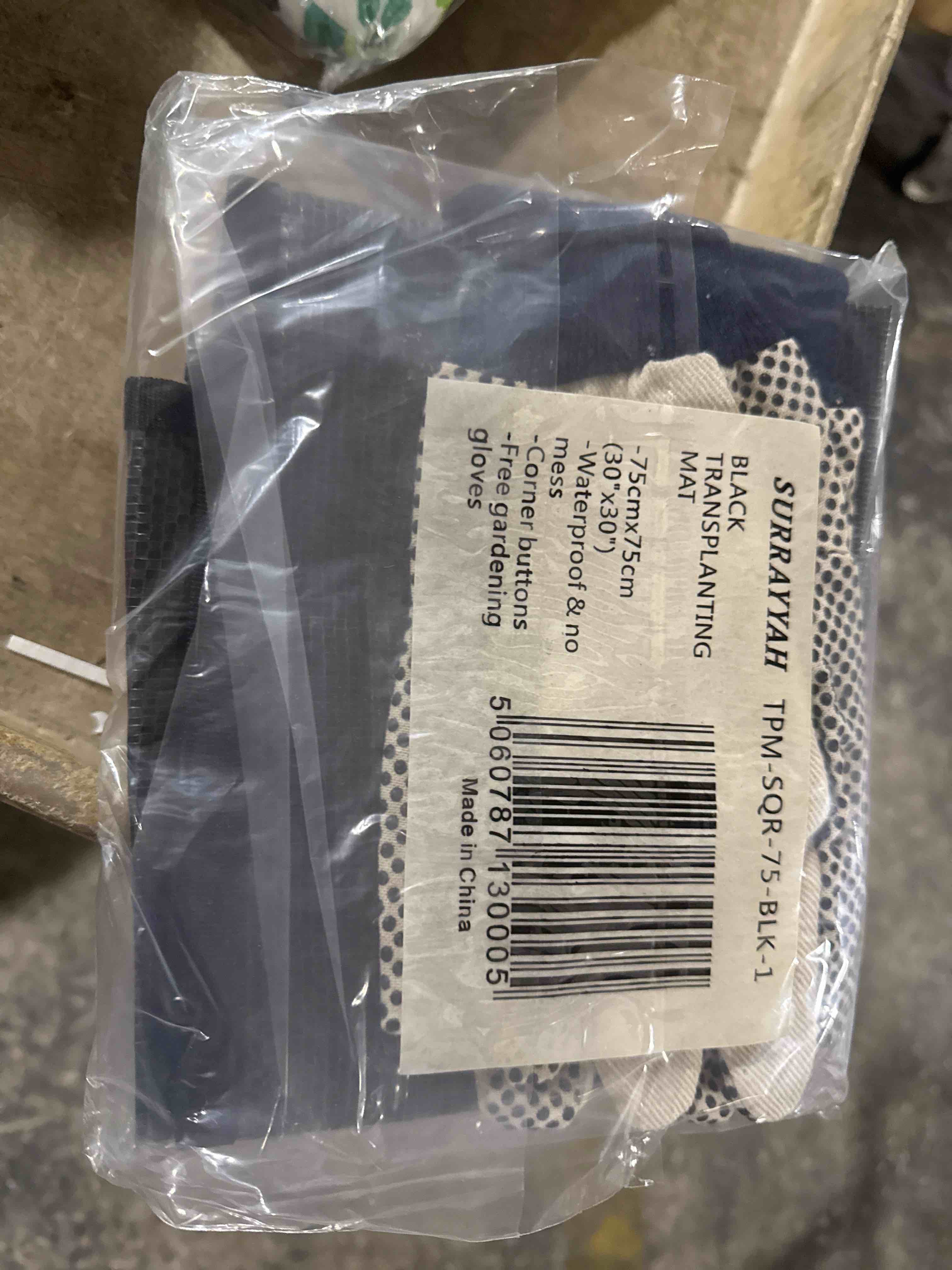 Condition photo showing New/Like New for surrayyah black transplanting matt with gloves 30“ x 30“ waterproof no mess button corners