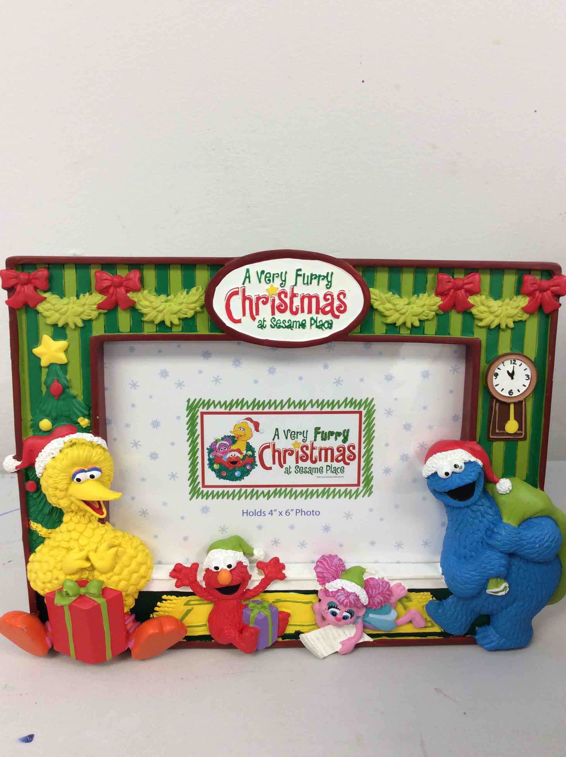 Condition photo showing New/Like New for sesame street christmas picture frame