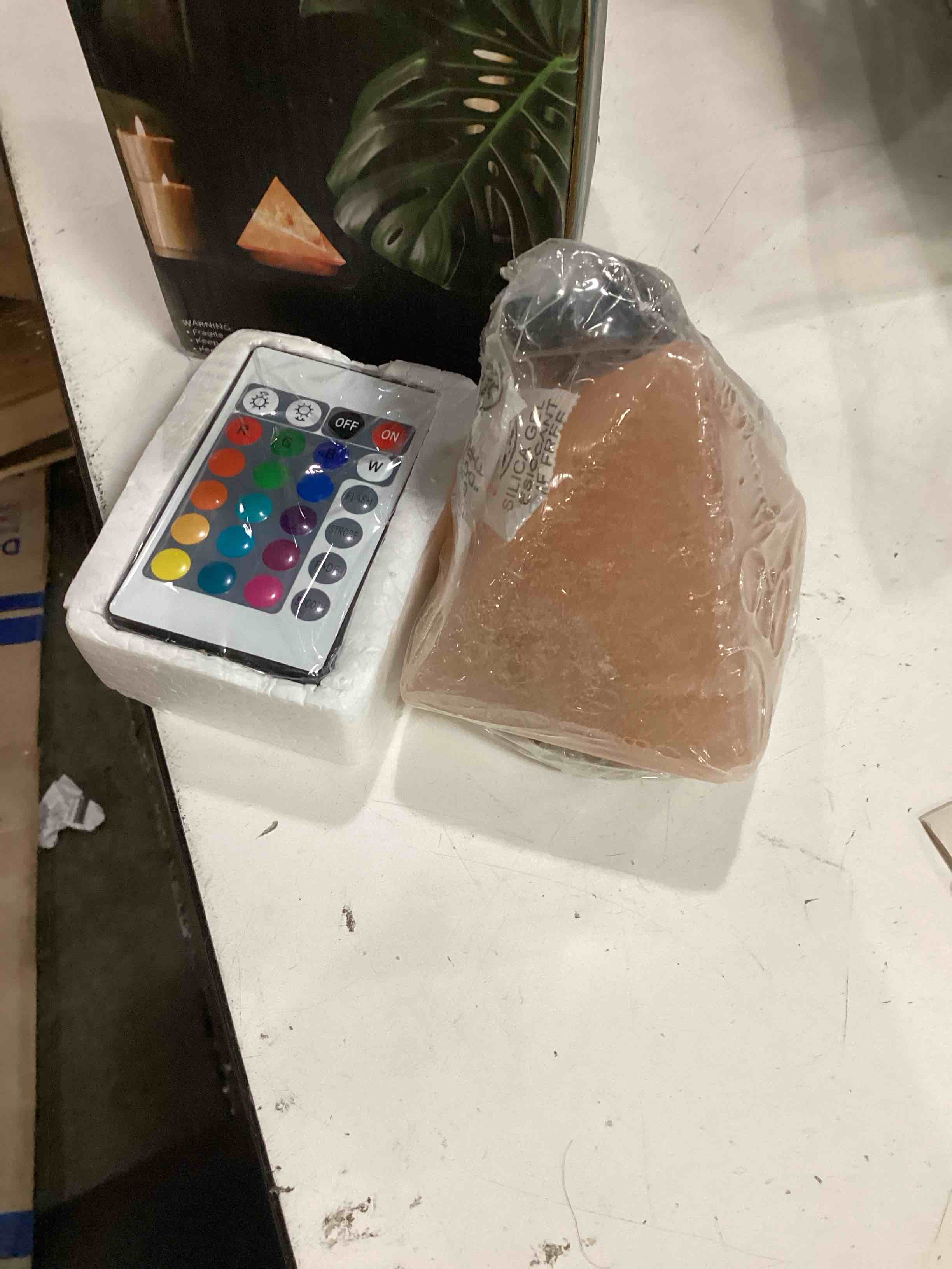 Condition photo showing Good Condition for innozen natural himalayan pyramid lamp